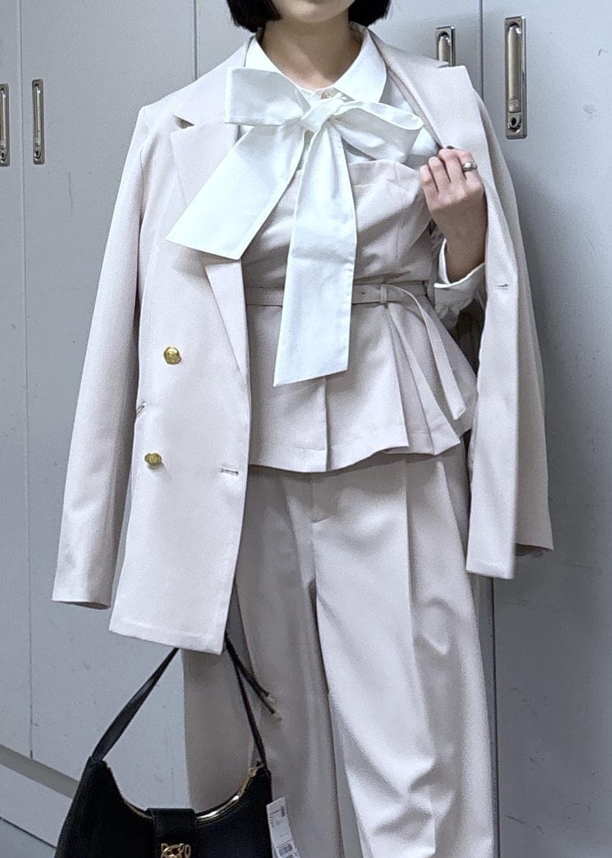 ブラック系のショルダーバッグ、ブラック系のパンプス、ベージュ系のその他パンツを着用したレディースの冬コーディネートの9枚目の写真