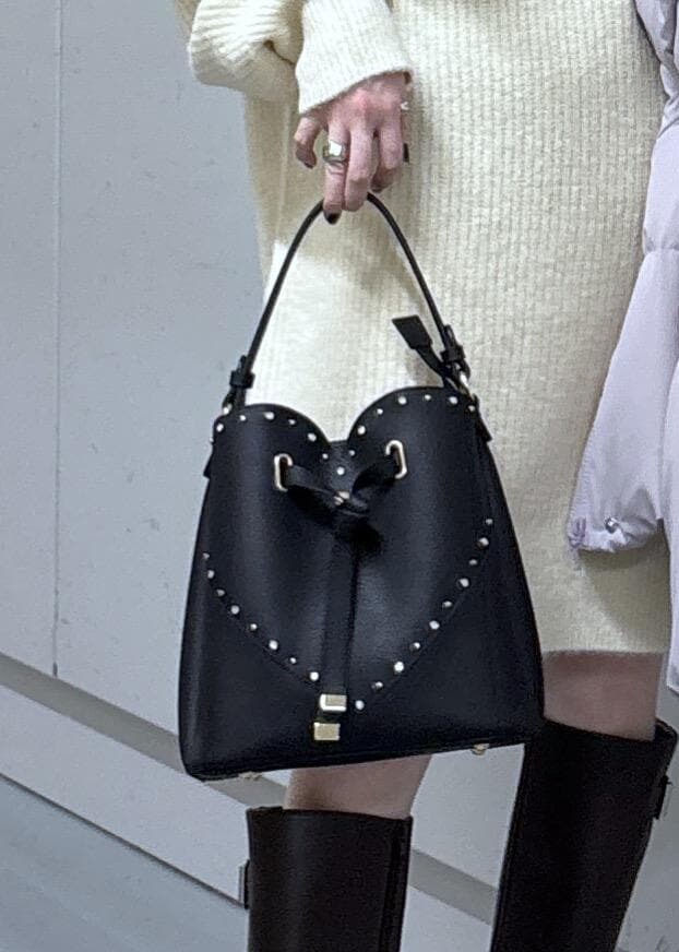 ピンク系のダウンジャケット/コート、ブラウン系のブーツ、ホワイト系のワンピースを着用したレディースの冬コーディネートの10枚目の写真