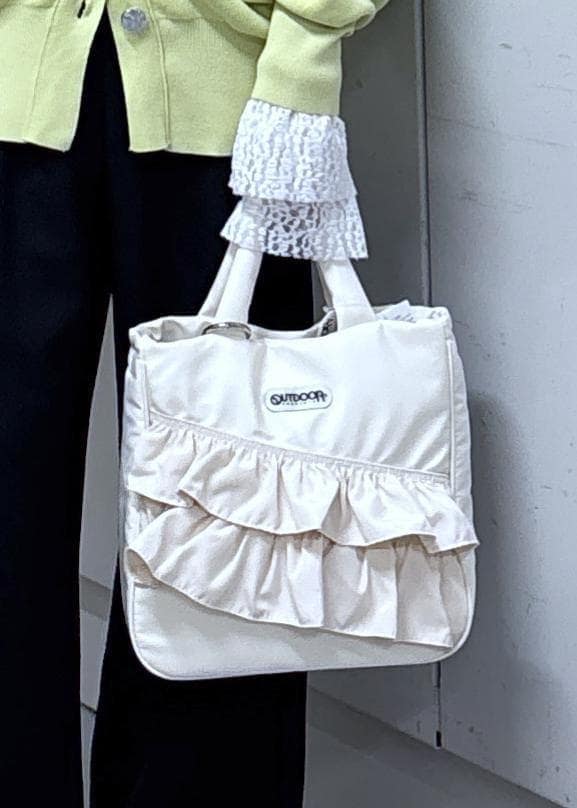 ブルー系のその他パンツ、グリーン系のカーディガン/ボレロ、ホワイト系のトートバッグを着用したレディースの冬コーディネートの10枚目の写真