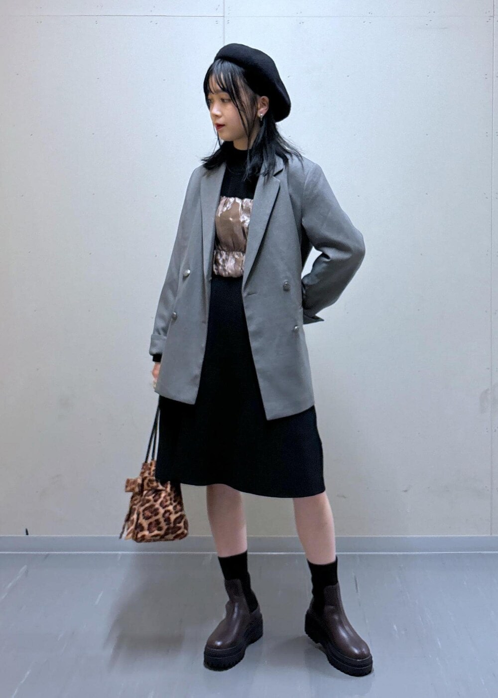 その他のショルダーバッグ、ブラウン系のブーツ、グレー系のテーラードジャケットを着用したレディースの秋コーディネートの2枚目の写真