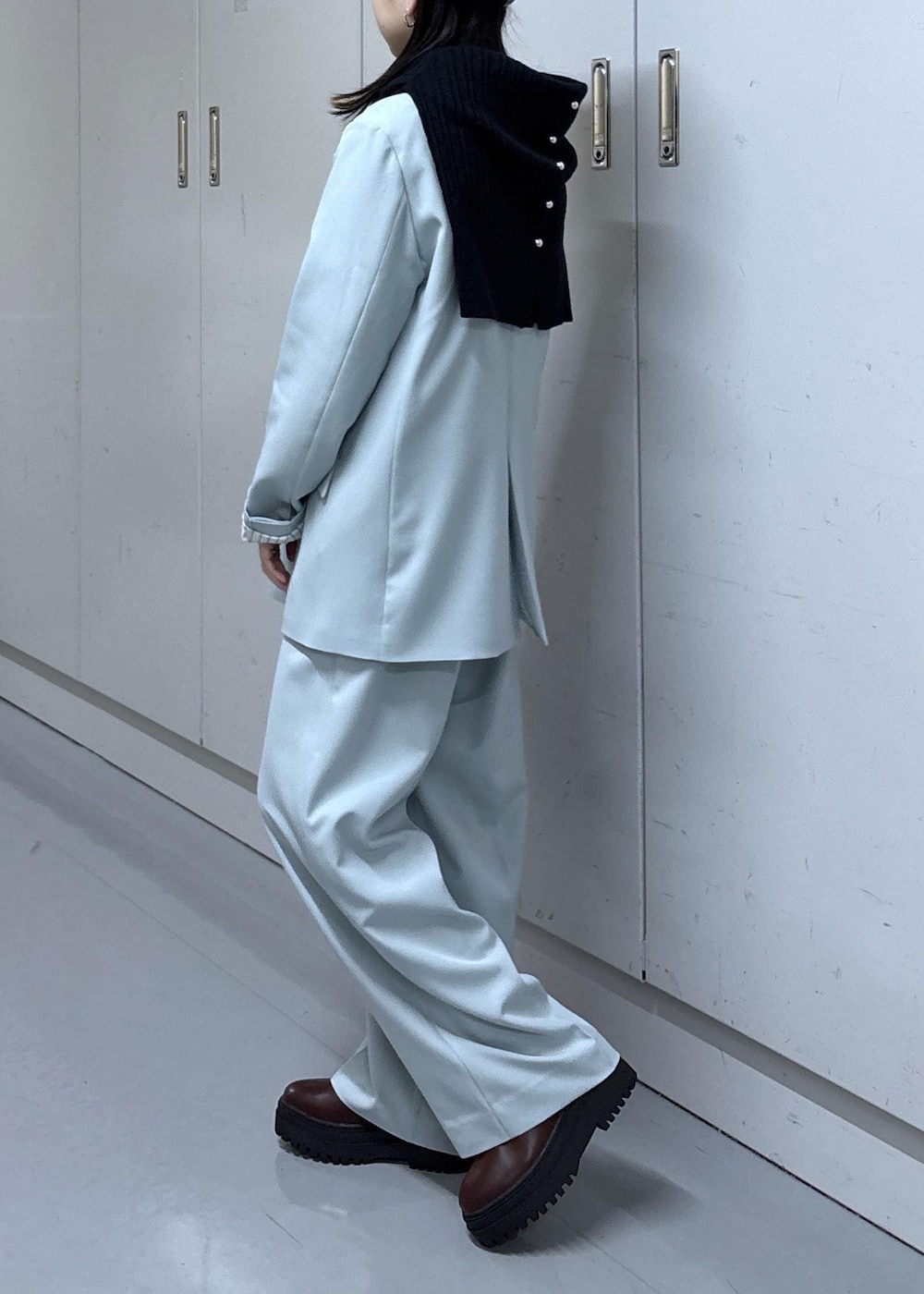 ブルー系のカーディガン/ボレロ、ホワイト系のTシャツ/カットソー、グリーン系のその他パンツを着用したレディースの冬コーディネートの5枚目の写真