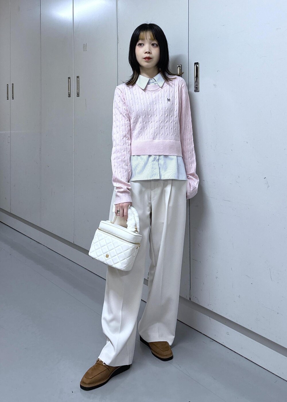 ベージュ系のローファー、グレー系のその他アウター、ホワイト系のハンドバッグを着用したレディースの冬コーディネートの7枚目の写真