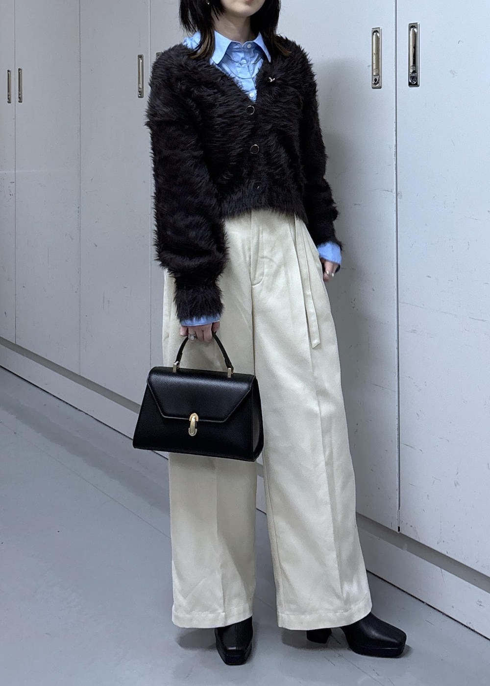 グレー系のカーディガン/ボレロ、グレー系のブルゾン、ブラック系のブーツを着用したレディースの冬コーディネートの8枚目の写真