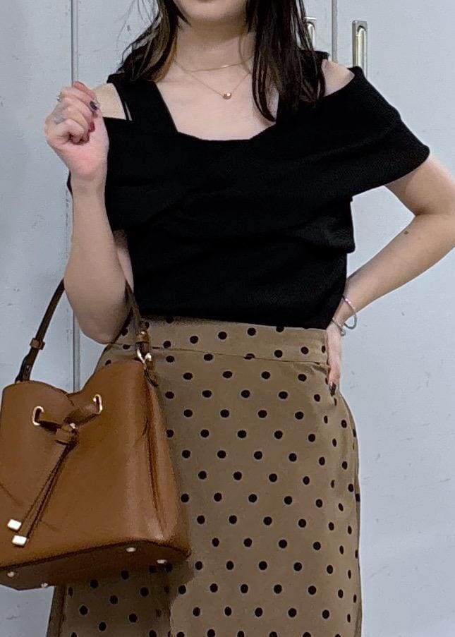ブラウン系のショルダーバッグ、ブラウン系のスカート、ブラック系のニット/セーターを着用したレディースの夏コーディネートの5枚目の写真
