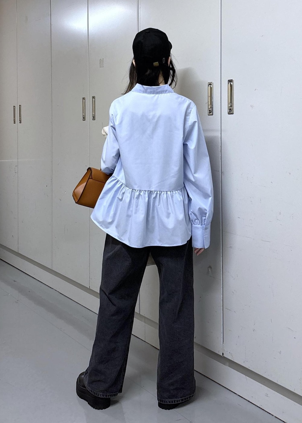 ブラック系のブーツ、ブルー系のシャツ/ブラウス、ベージュ系のブルゾンを着用したレディースの秋コーディネートの6枚目の写真