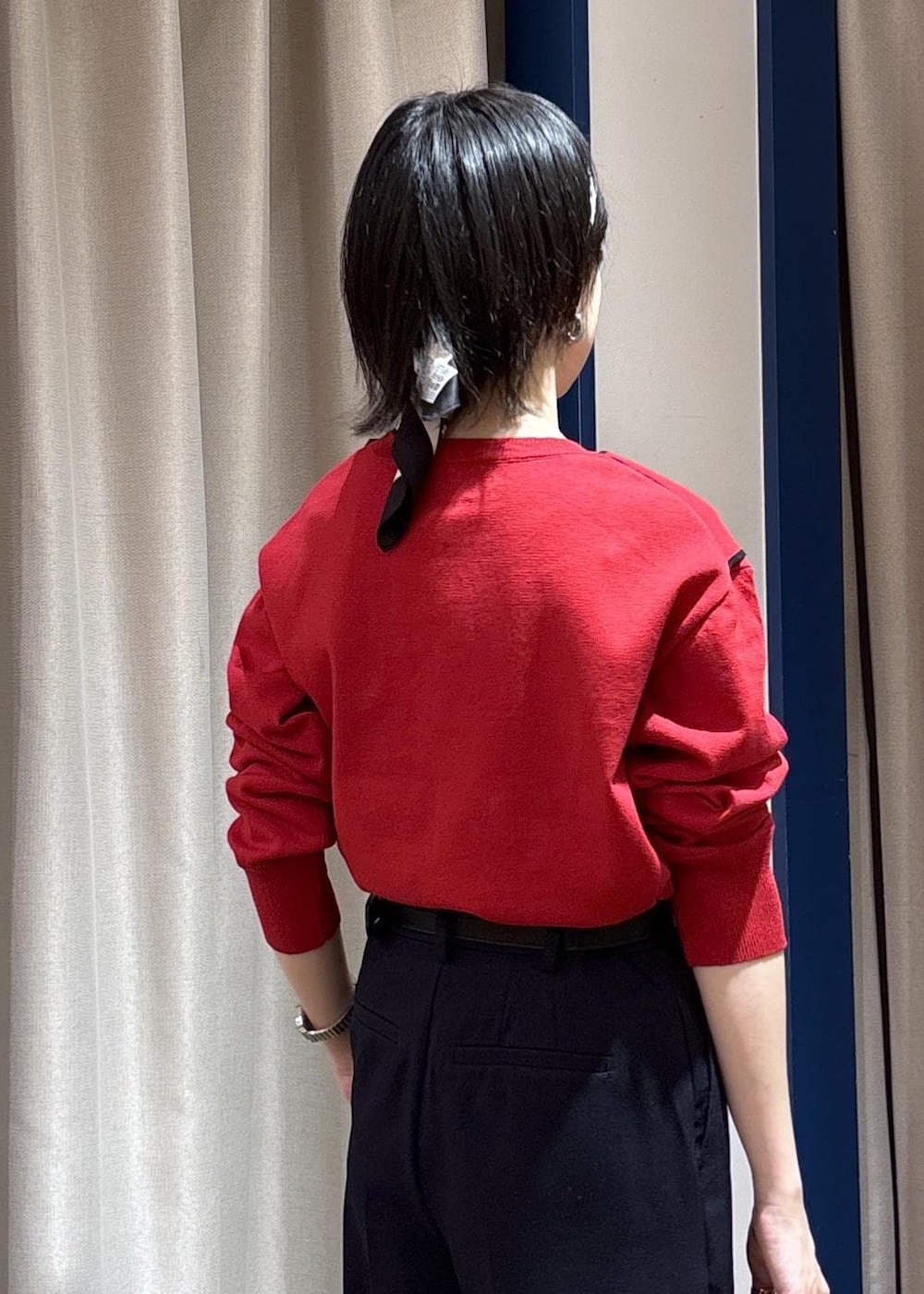 ブルー系のその他パンツ、ホワイト系のブーツ、レッド系のニット/セーターを着用したレディースの秋コーディネートの10枚目の写真