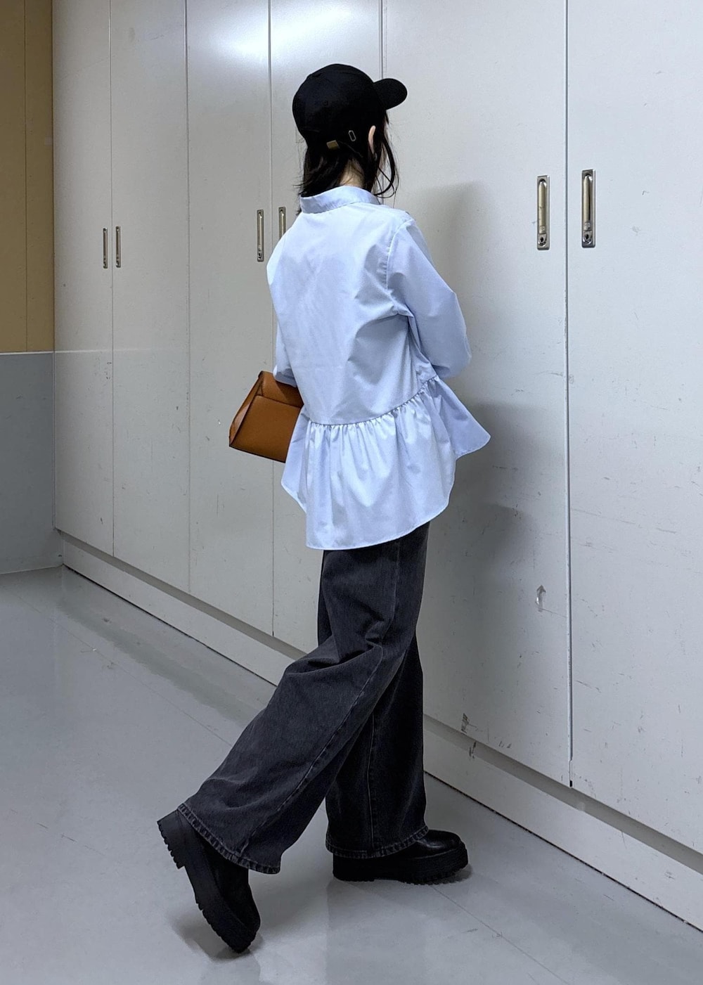 ブラック系のブーツ、ブルー系のシャツ/ブラウス、ベージュ系のブルゾンを着用したレディースの秋コーディネートの5枚目の写真