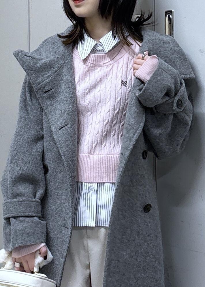 ベージュ系のローファー、グレー系のその他アウター、ホワイト系のハンドバッグを着用したレディースの冬コーディネートの5枚目の写真