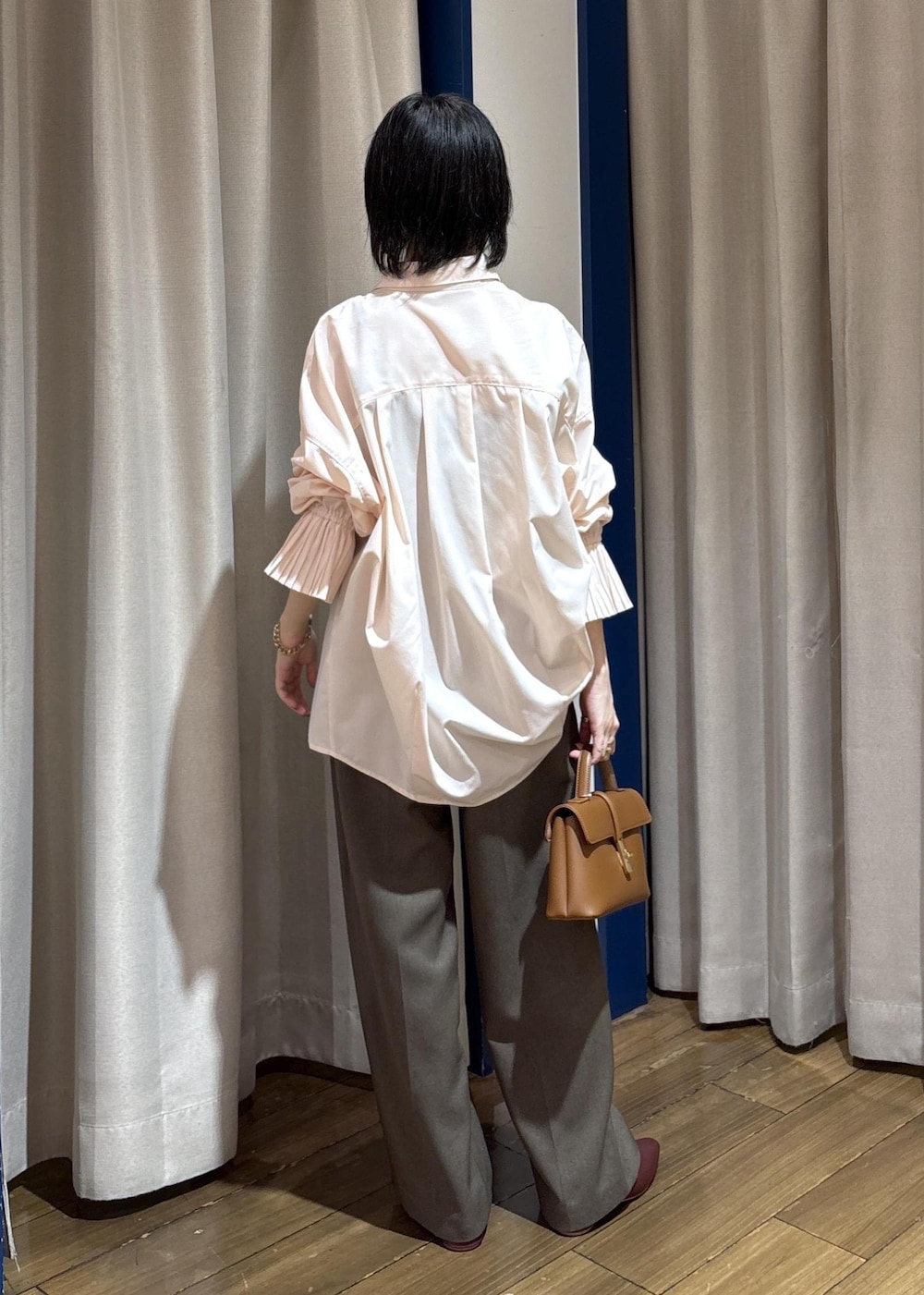 イエロー系のショルダーバッグ、レッド系のパンプス、グリーン系のテーラードジャケットを着用したレディースの秋コーディネートの8枚目の写真