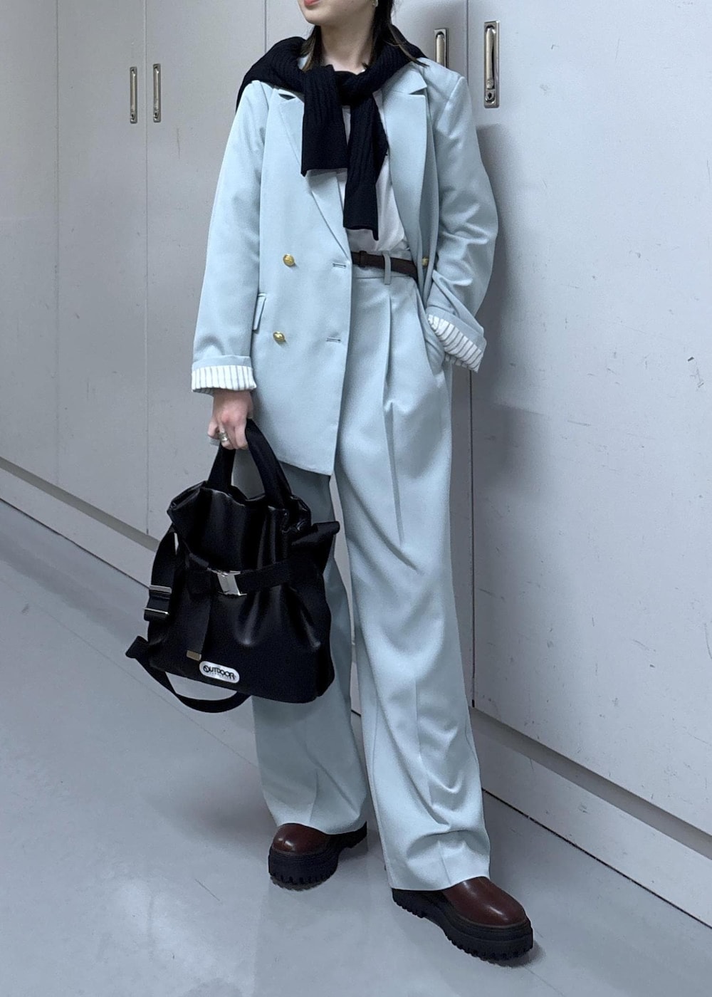 ブルー系のカーディガン/ボレロ、ホワイト系のTシャツ/カットソー、グリーン系のその他パンツを着用したレディースの冬コーディネートの4枚目の写真