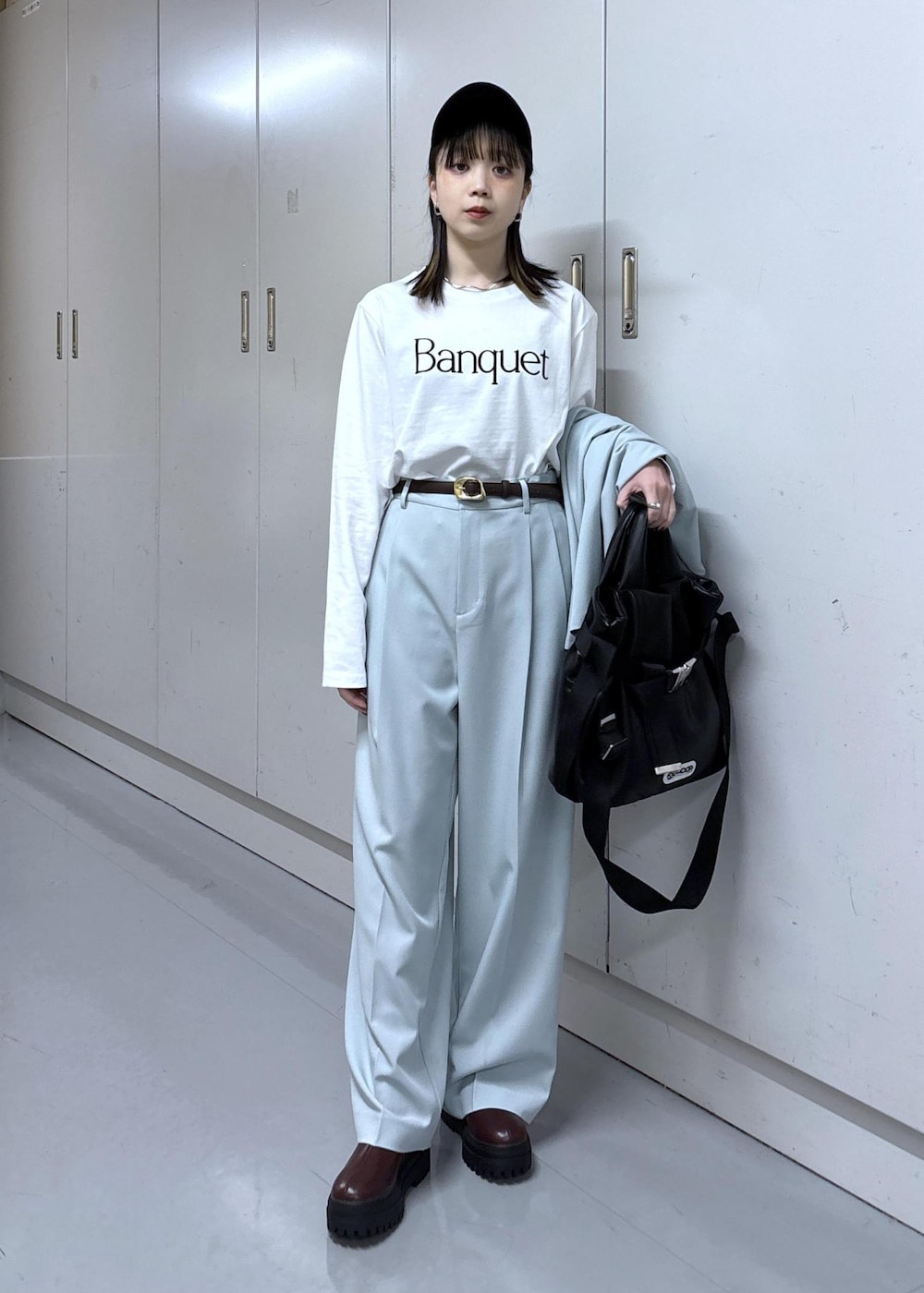 ブルー系のカーディガン/ボレロ、ホワイト系のTシャツ/カットソー、グリーン系のその他パンツを着用したレディースの冬コーディネートの6枚目の写真