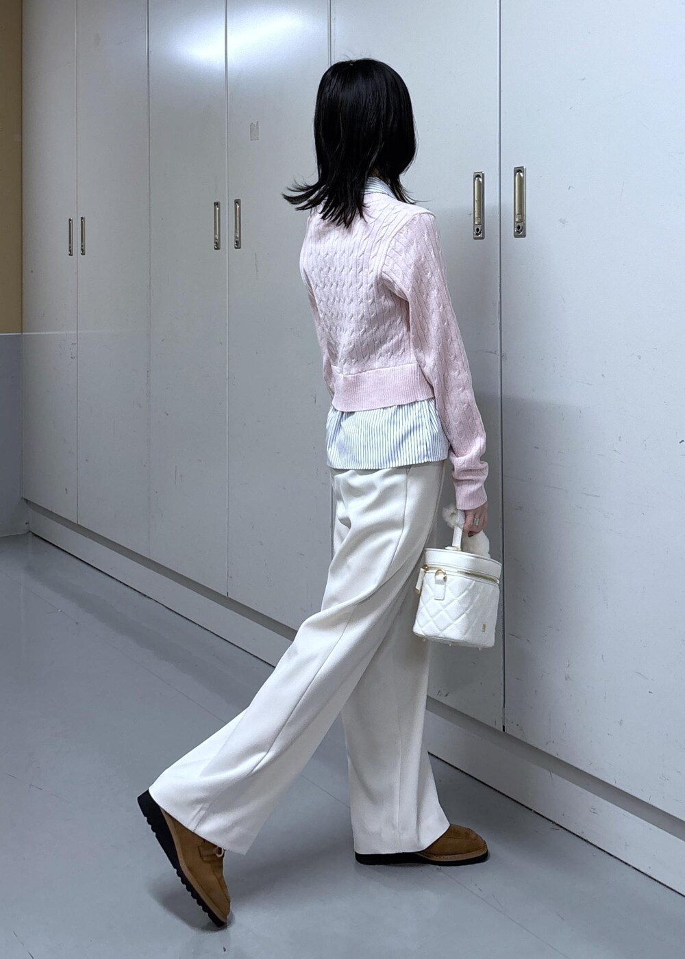 ベージュ系のローファー、グレー系のその他アウター、ホワイト系のハンドバッグを着用したレディースの冬コーディネートの8枚目の写真