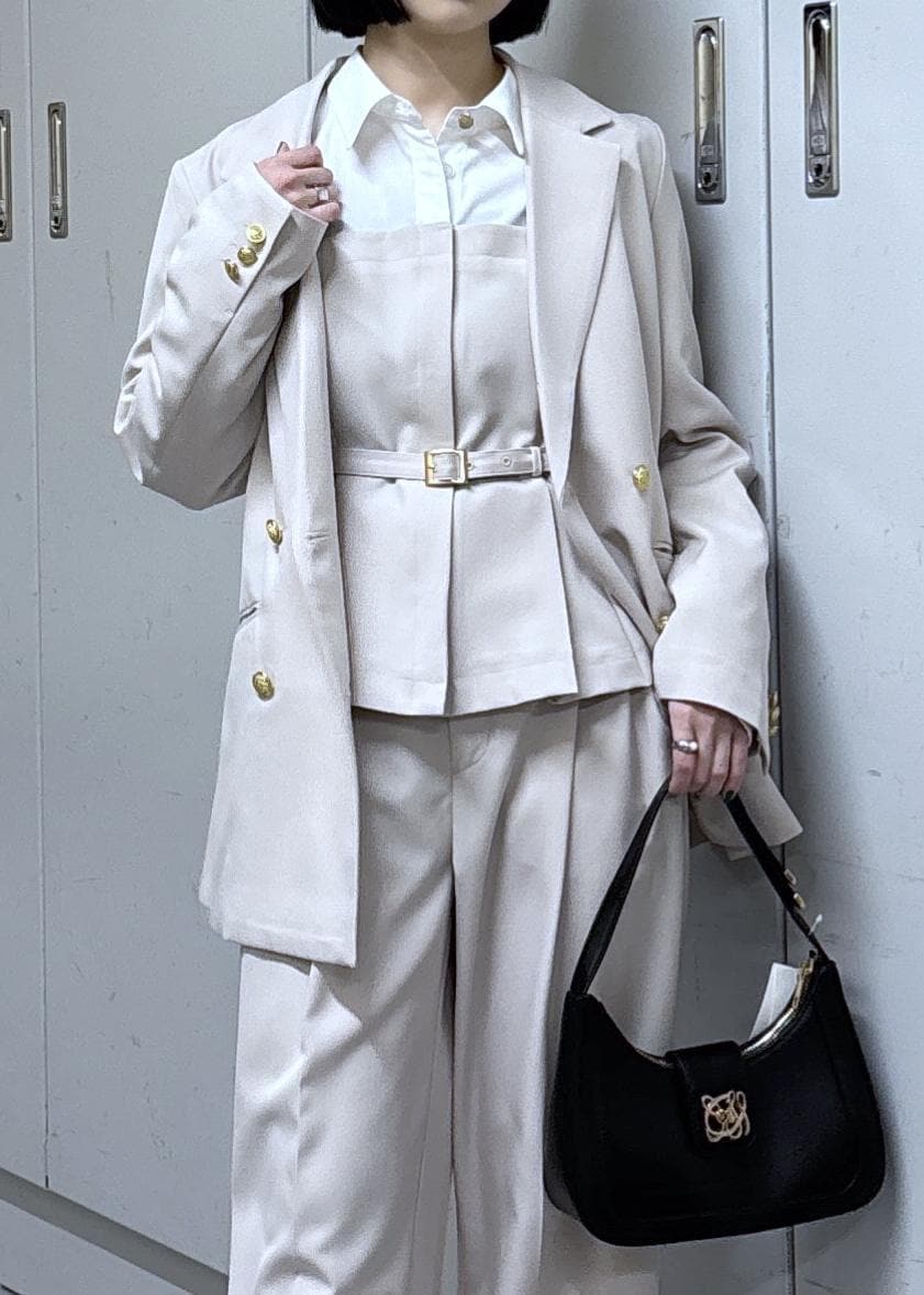 ブラック系のショルダーバッグ、ブラック系のパンプス、ベージュ系のその他パンツを着用したレディースの冬コーディネートの8枚目の写真