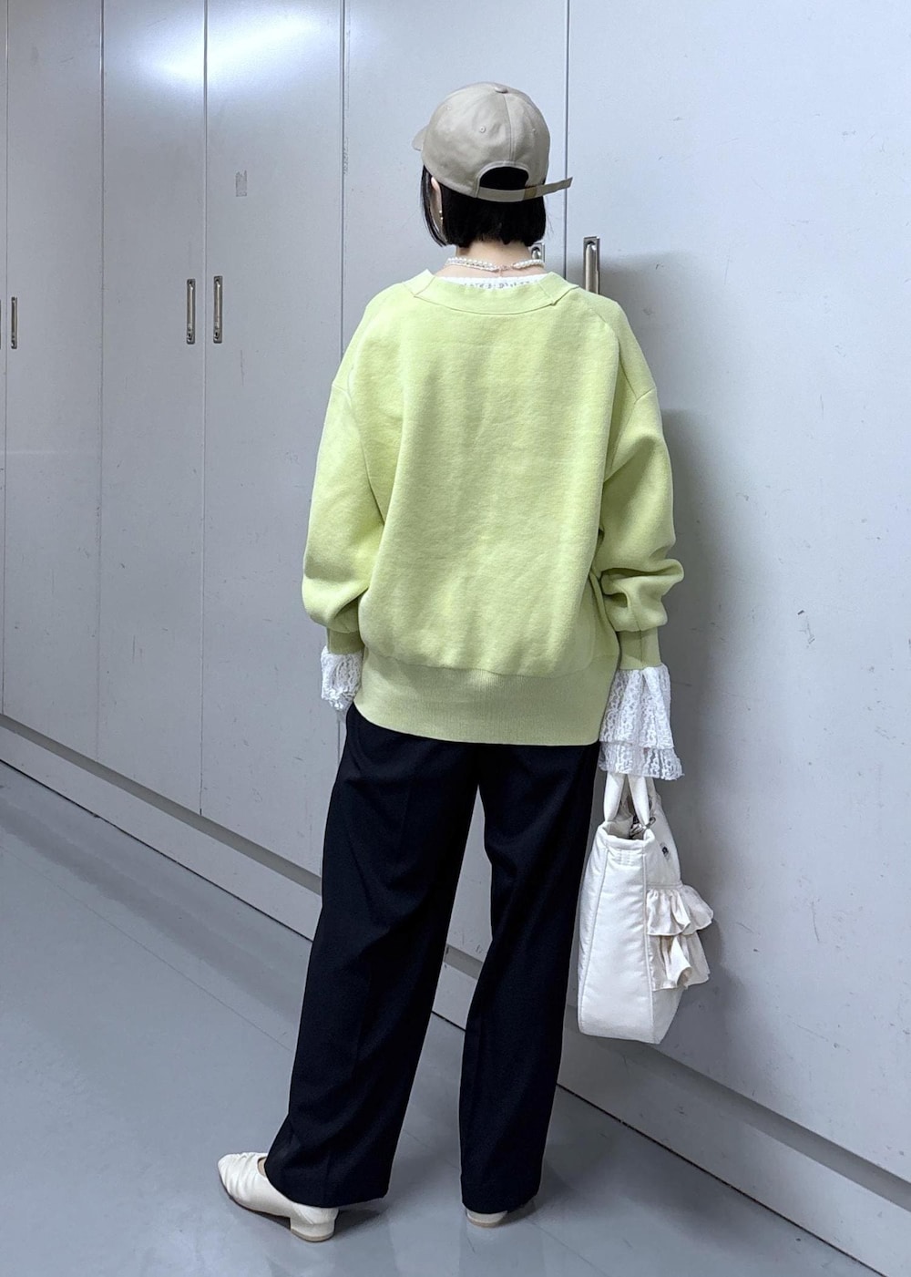 ブルー系のその他パンツ、グリーン系のカーディガン/ボレロ、ホワイト系のトートバッグを着用したレディースの冬コーディネートの3枚目の写真