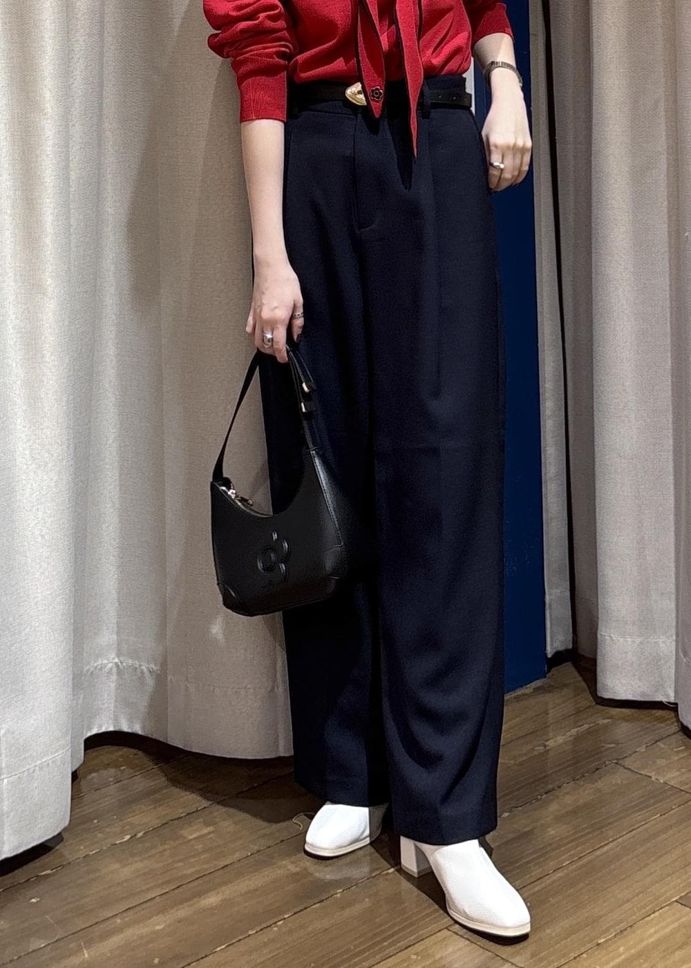ブルー系のその他パンツ、ホワイト系のブーツ、レッド系のニット/セーターを着用したレディースの秋コーディネートの9枚目の写真