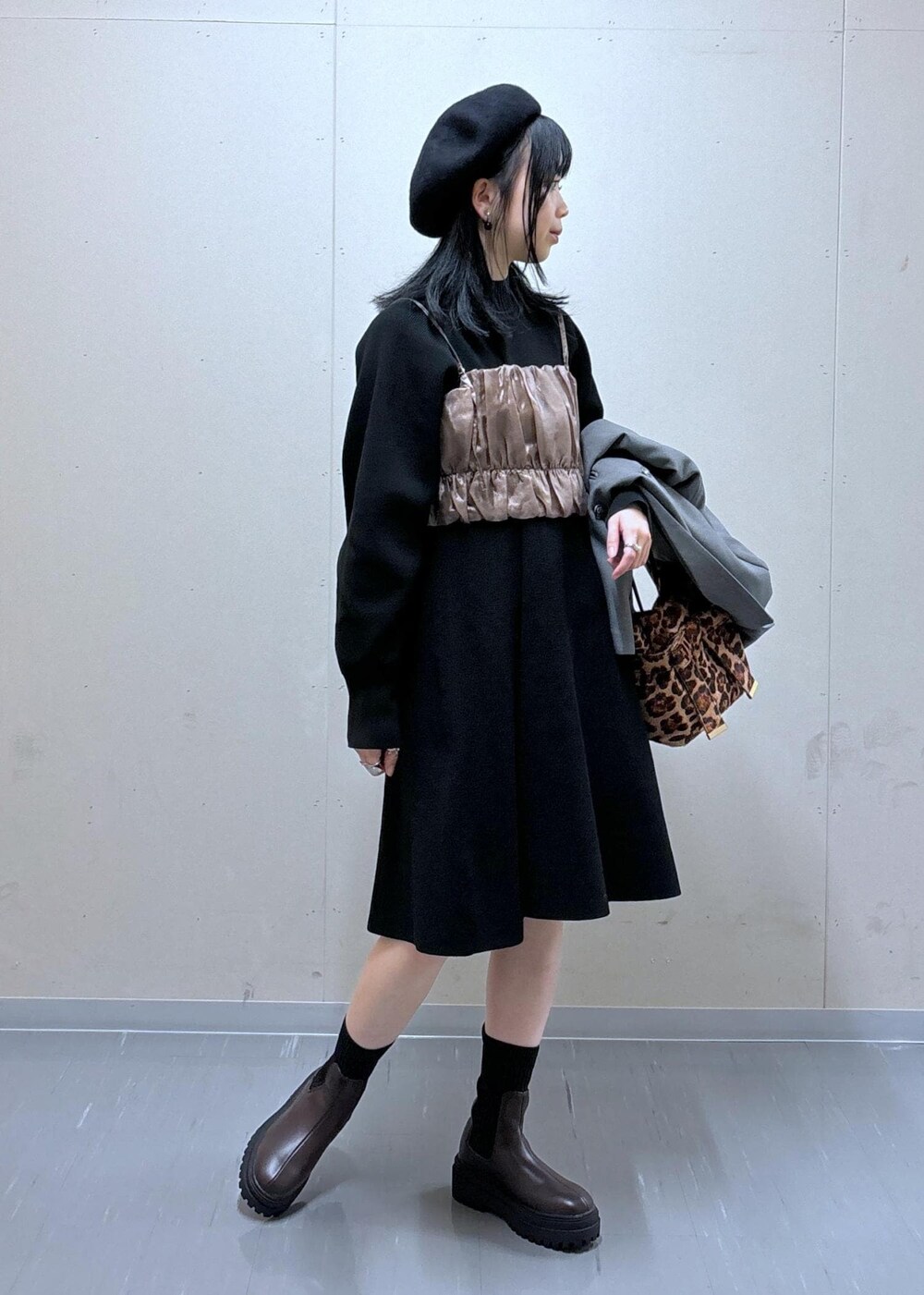 その他のショルダーバッグ、ブラウン系のブーツ、グレー系のテーラードジャケットを着用したレディースの秋コーディネートの5枚目の写真