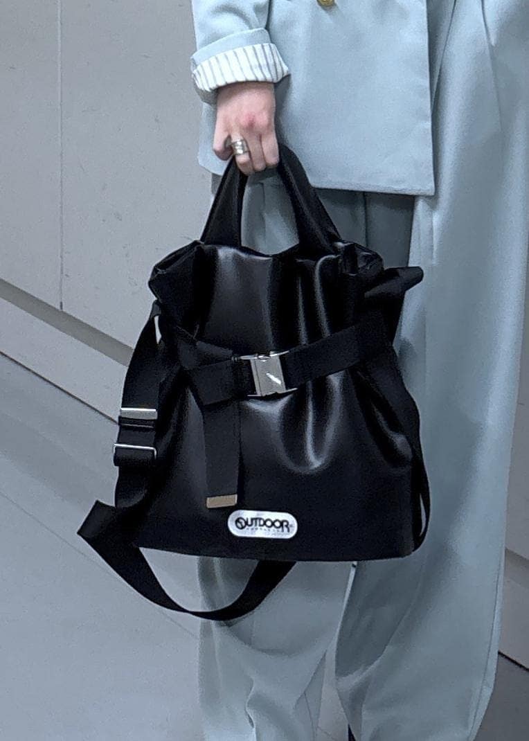 ブルー系のカーディガン/ボレロ、ホワイト系のTシャツ/カットソー、グリーン系のその他パンツを着用したレディースの冬コーディネートの10枚目の写真