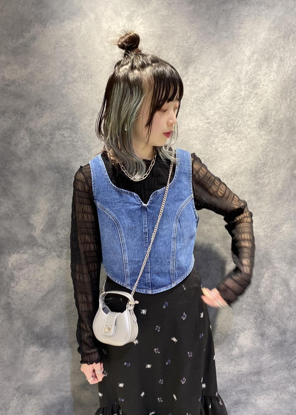 ブラック系のTシャツ/カットソー、ホワイト系のブーツ、ブルー系のベストを着用したレディースの冬コーディネートの3枚目の写真