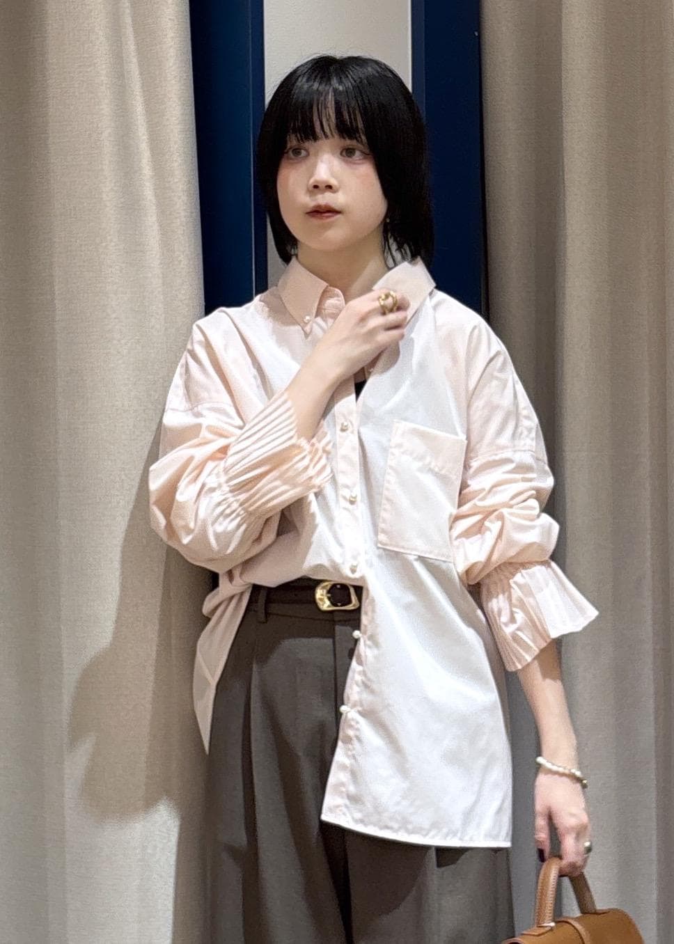イエロー系のショルダーバッグ、レッド系のパンプス、グリーン系のテーラードジャケットを着用したレディースの秋コーディネートの9枚目の写真