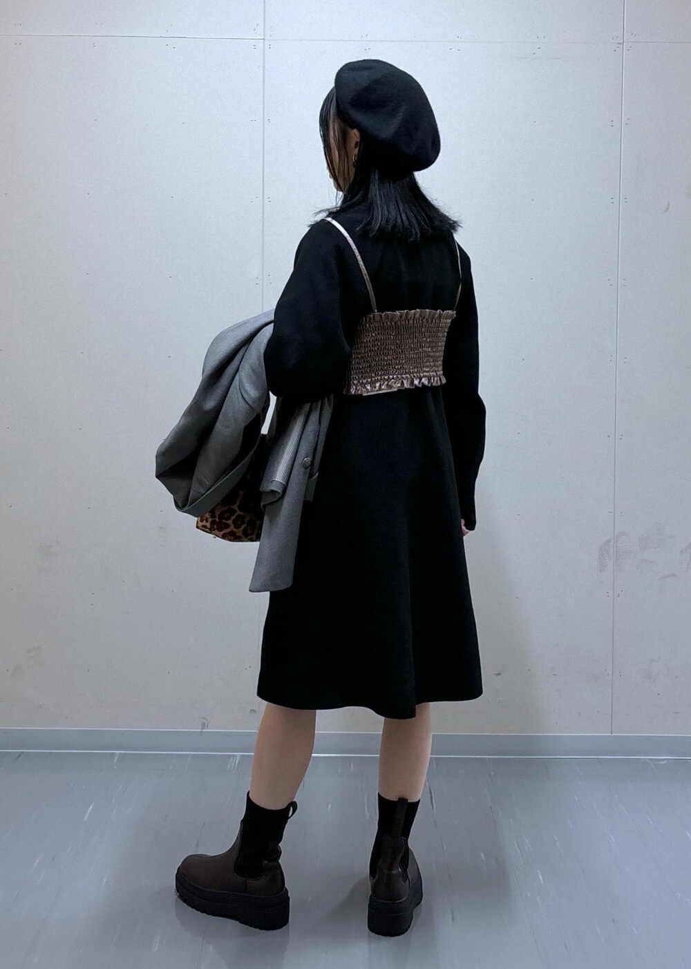 その他のショルダーバッグ、ブラウン系のブーツ、グレー系のテーラードジャケットを着用したレディースの秋コーディネートの6枚目の写真