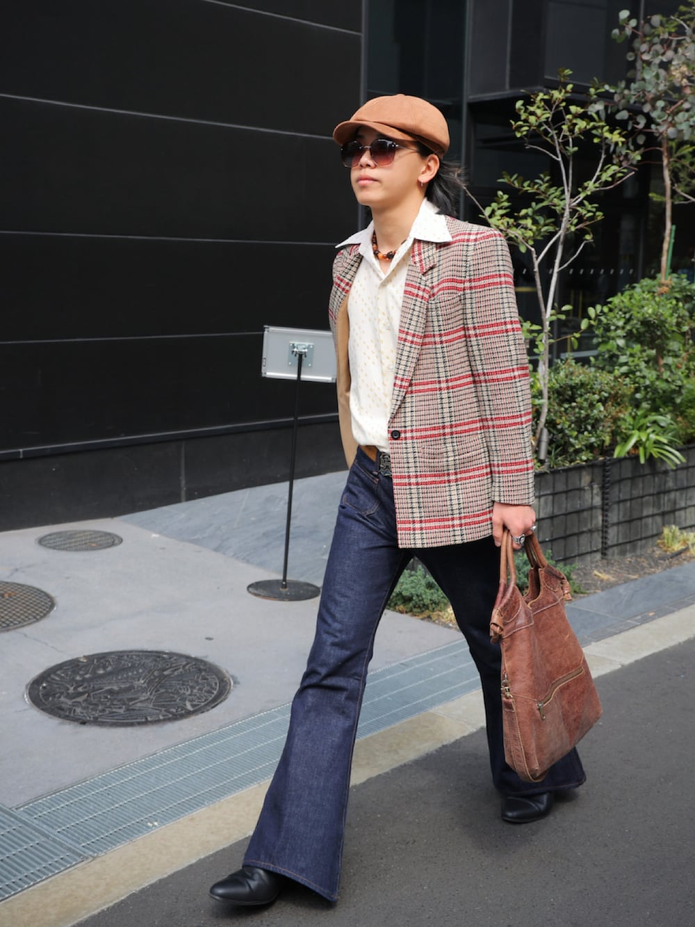 ベージュ系のシャツ/ブラウス、ブルー系のデニムパンツ、レッド系のテーラードジャケットを着用したメンズの春コーディネートの3枚目の写真