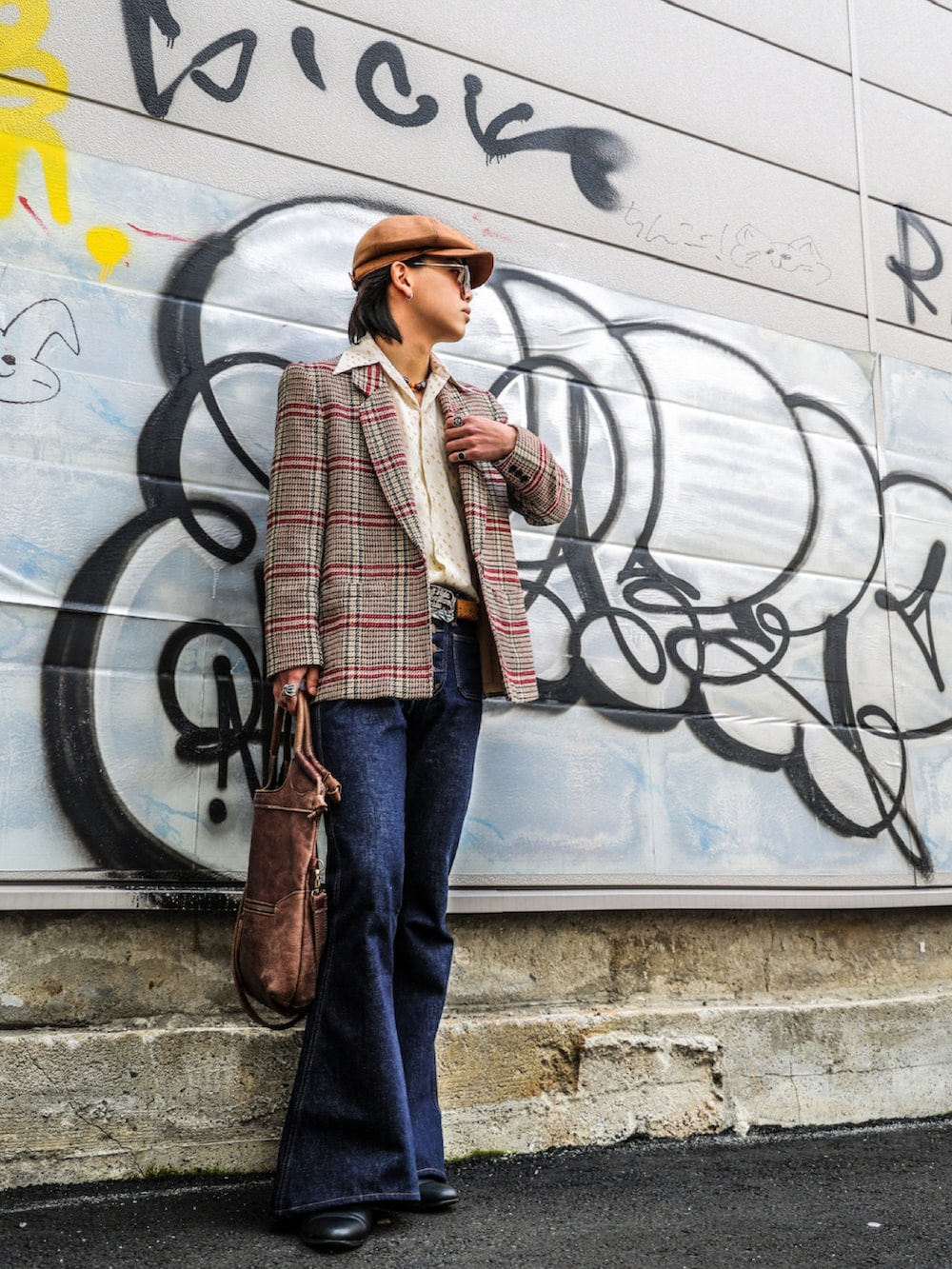 ベージュ系のシャツ/ブラウス、ブルー系のデニムパンツ、レッド系のテーラードジャケットを着用したメンズの春コーディネートの2枚目の写真