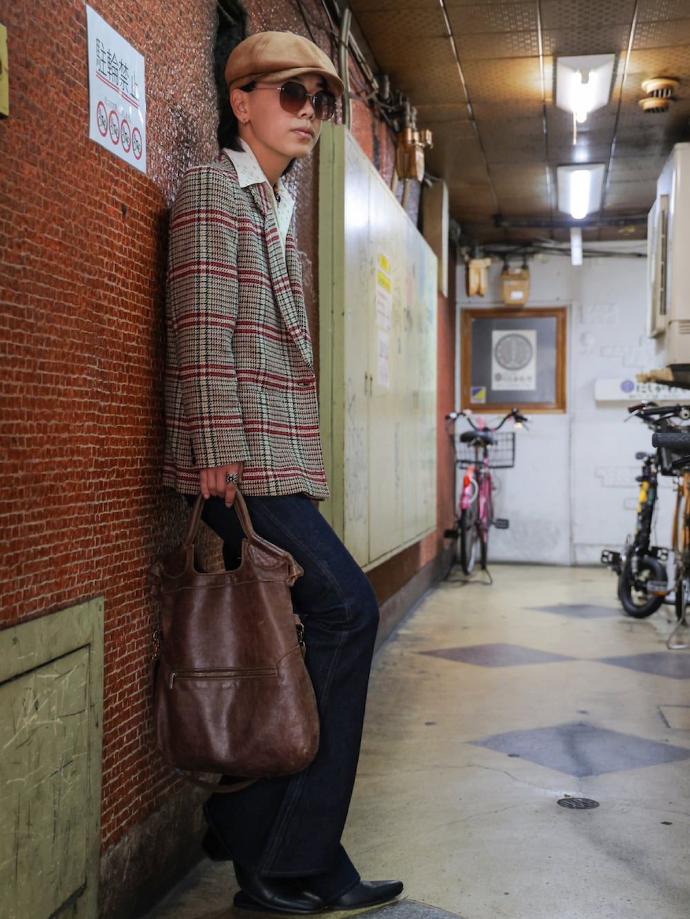 ベージュ系のシャツ/ブラウス、ブルー系のデニムパンツ、レッド系のテーラードジャケットを着用したメンズの春コーディネートの4枚目の写真