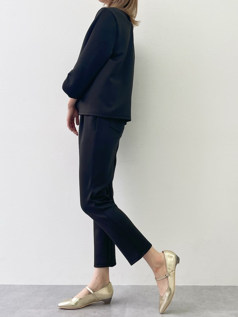 ブラック系のTシャツ/カットソー、ブラック系のTシャツ/カットソー、ブラック系のその他パンツを着用したレディースの春コーディネートの2枚目の写真