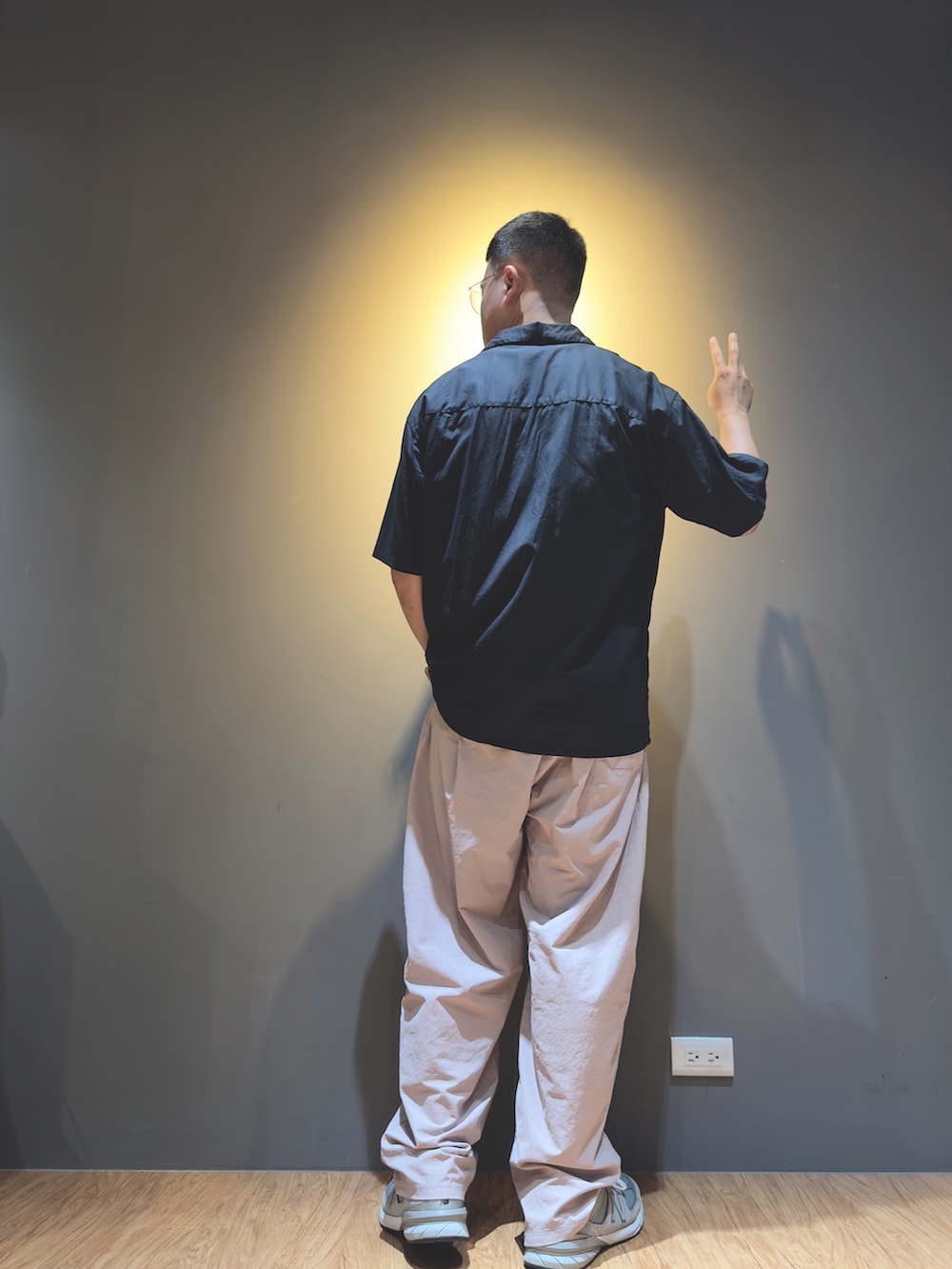 ブラック系のシャツ/ブラウス、ピンク系のチノパンツ、グレー系のスニーカーを着用したメンズの秋コーディネートの2枚目の写真