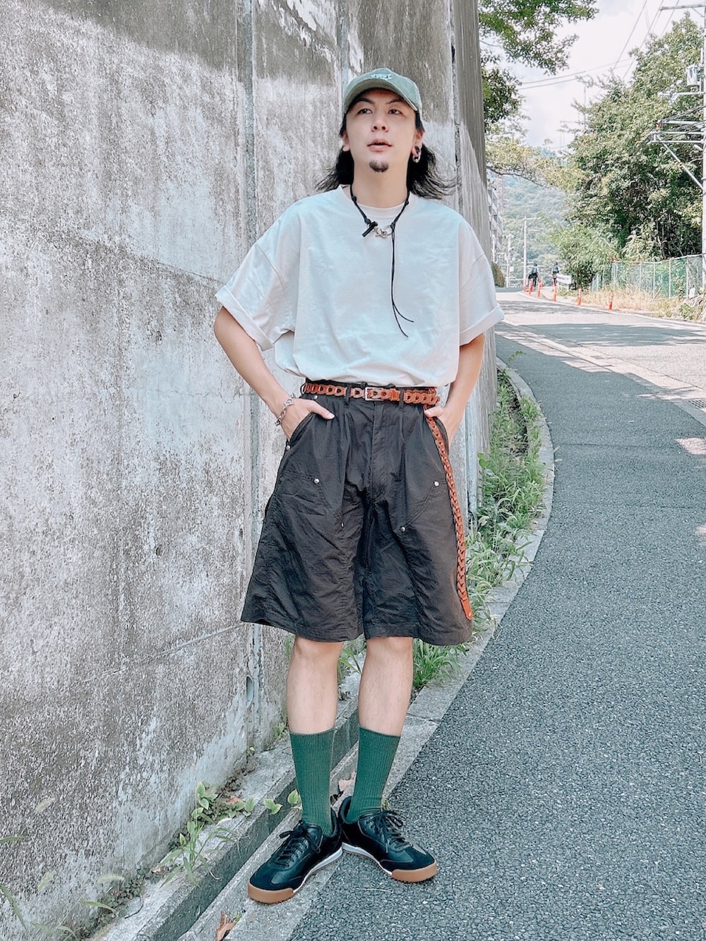 「アウトドアスタイル、タックイン、Tシャツ、ブラウン、きれいめカジュアル、休日コーデ、キャップ、サンダル、ハーフパンツ、ジャーマントレーナー、スニーカー、プチプラ、シンプルコーデ、休日スタイル、デートコーデ」｜「CASPER JOHNの【UPCYCLED TEXTILE】Clean the sea T-shirts/海を綺麗にするTシャツ（Tシャツ/カットソー、ベージュ系）」を使った、NISSHYさん（メンズ・171cm）の秋コーディネートの2枚目の写真