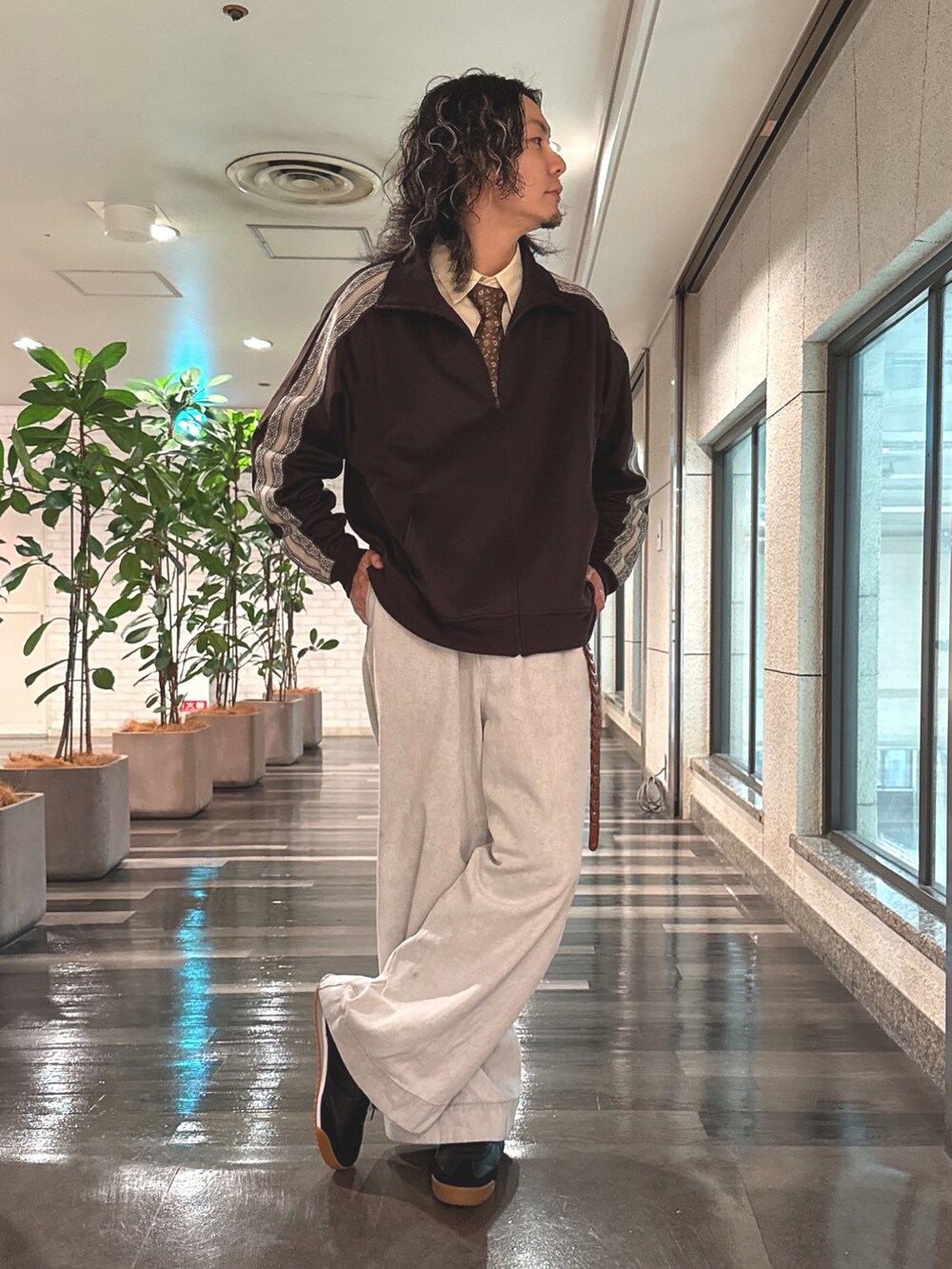 「レザー、淡色コーデ、デニム、秋コーデ、トラックジャケット、ジャージ、シャツスタイル、ネクタイ、シャツ、レイヤードスタイル、お出かけコーデ、デートコーデ、きれいめカジュアル、プチプラ、ブラウン」｜「soerteのWide straight ：Flare black fade denim/ワイドストレート：フレア ブラックフェードデニム（デニムパンツ、グレー系）」を使った、NISSHYさん（メンズ・171cm）の秋コーディネートの2枚目の写真