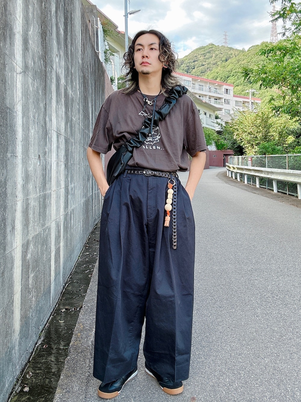 「秋っぽコーデ更新中、Tシャツ、秋コーデ、モノトーン、モノトーンコーデ、スラックス、スニーカー、ワイドパンツ、ショルダーバッグ、ブラックコーデ、きれいめカジュアル、休日スタイル、韓国ファッション、プチプラ、シンプル」｜「WYM LIDNMのFAUX LEATHER SHOULDER BAG（ショルダーバッグ、ブラック系）」を使った、NISSHYさん（メンズ・171cm）の秋コーディネートの2枚目の写真