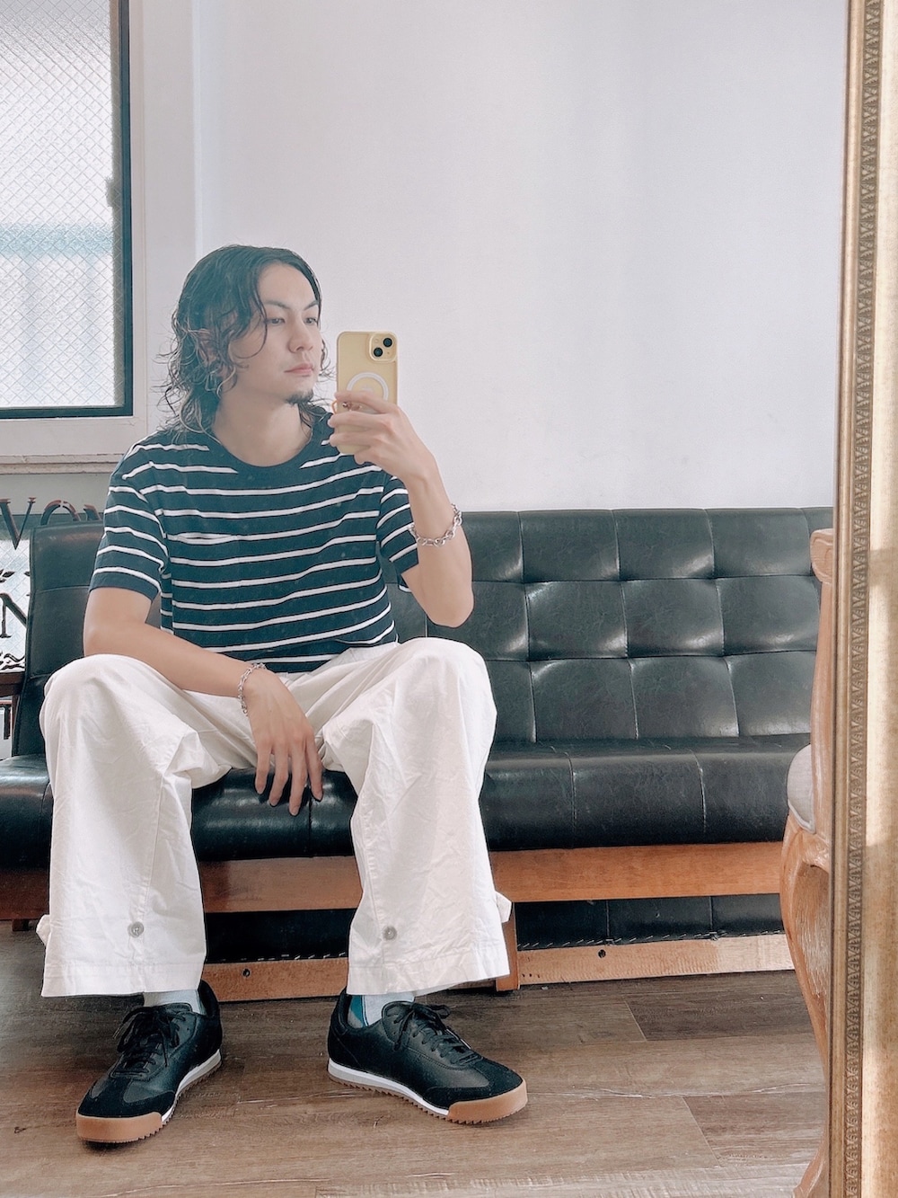 「アウトドアスタイル、タックイン、Tシャツ、カーゴパンツ、スニーカー、ボーダー、夏コーデ、休日スタイル、お出かけコーデ、きれいめカジュアル、プチプラ、UNIQLO、秋服準備はじめました、デートコーデ、大人カジュアル」｜「BANANA REPUBLIC FACTORY STOREのBANANA REPUBLIC FACTORY STORE　　日本限定 ボクシーストライプTシャツ（Tシャツ/カットソー、ブルー系）」を使った、NISSHYさん（メンズ・171cm）の秋コーディネートの2枚目の写真