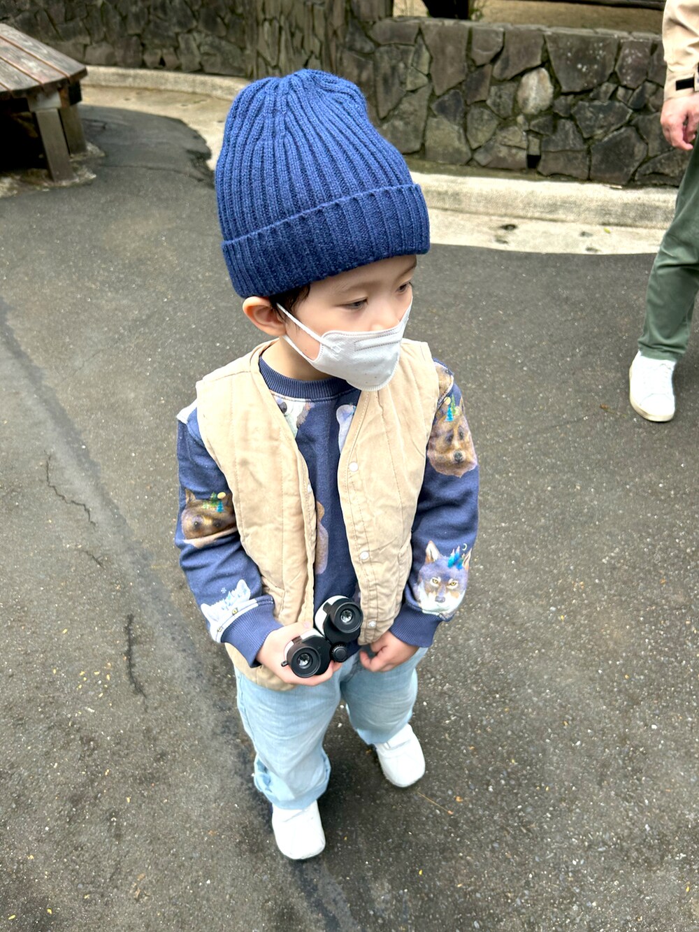 ブルー系のTシャツ/カットソー、ブルー系のデニムパンツ、ホワイト系のスニーカーを着用したキッズの冬コーディネートの3枚目の写真