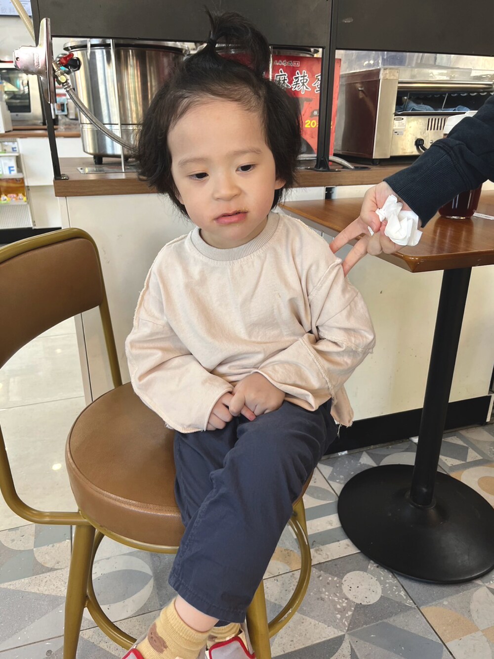 ブルー系のチノパンツ、グレー系のローファー、ブラック系のサングラスを着用したキッズの冬コーディネートの2枚目の写真