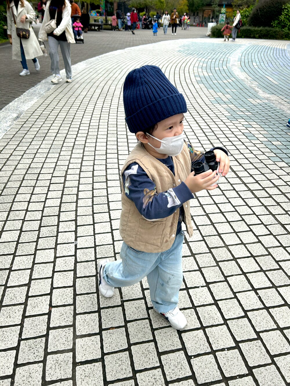 ブルー系のTシャツ/カットソー、ブルー系のデニムパンツ、ホワイト系のスニーカーを着用したキッズの冬コーディネートの2枚目の写真