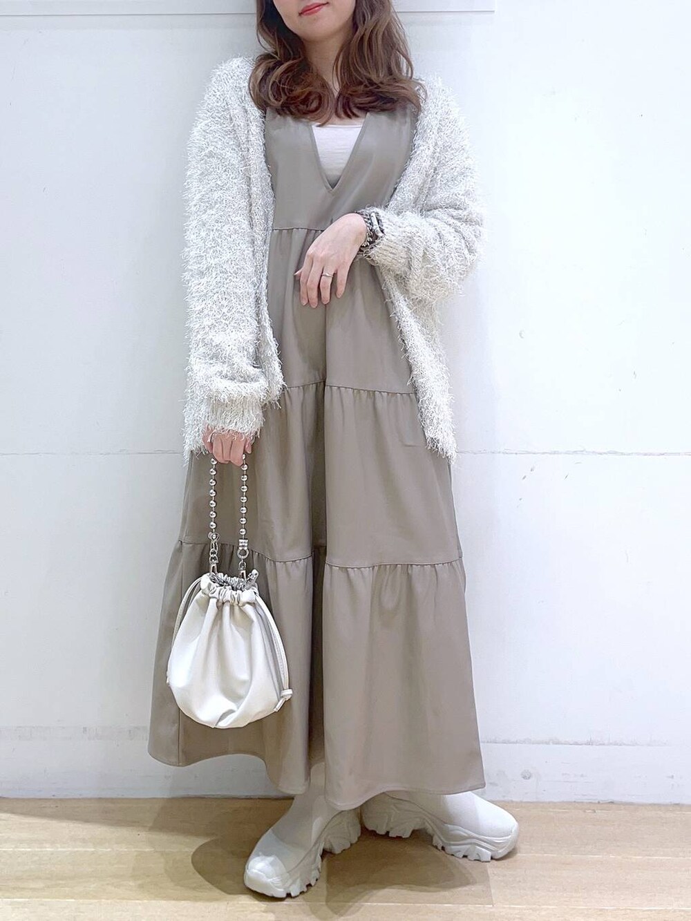 「低身長、着痩せ・細見え、体型カバー、ワンピース、カーディガン、ニット、秋コーデ、冬コーデ、秋服準備はじめました、フェミニン、デートコーデ、ブーツ、ママコーデ、楽ちんコーデ」｜「LAKOLEのチェーンハンドル2WAYショルダーバッグ / 132223（ショルダーバッグ、ベージュ系）」を使った、ヨシピーさん（レディース・154cm）の秋コーディネートの4枚目の写真