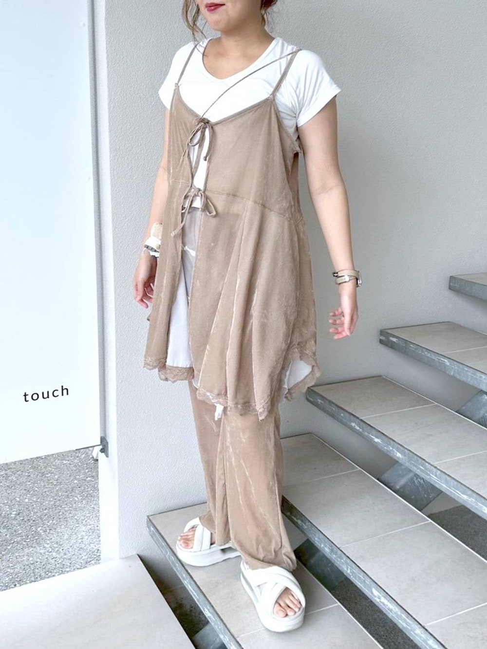 「低身長、着痩せ・細見え、体型カバー、ブランドミックス、キャミソール、ワイドパンツ、セットアップ、ワントーン、ベーシック/シンプル、夏コーデ、カジュアルコーデ、カジュアル、ママコーデ、女子ウケ」｜「LEPSIMの大判レーススカーフ　495476（バンダナ/スカーフ、ホワイト系）」を使った、ヨシピーさん（レディース・154cm）の夏コーディネートの9枚目の写真
