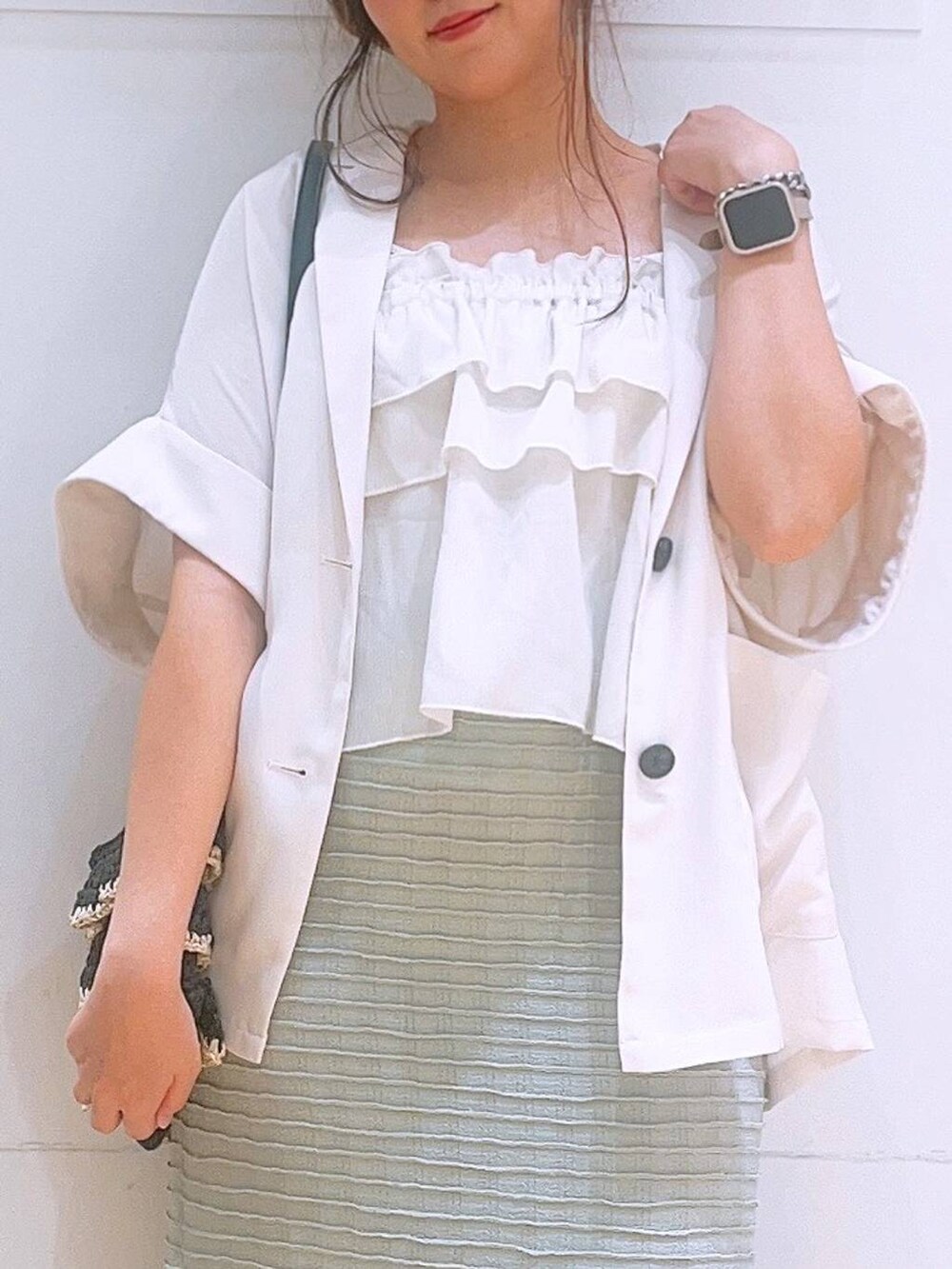 「着痩せ・細見え、ジャケット、スカート、サンダル、夏コーデ、ビスチェ、体型カバー、低身長、きれいめ、きれいめカジュアル、ブランドミックス」｜「LAKOLEのペーパーフリルショルダーバッグ / 286390（ショルダーバッグ、ブラック系）」を使った、ヨシピーさん（レディース・154cm）の春コーディネートの6枚目の写真