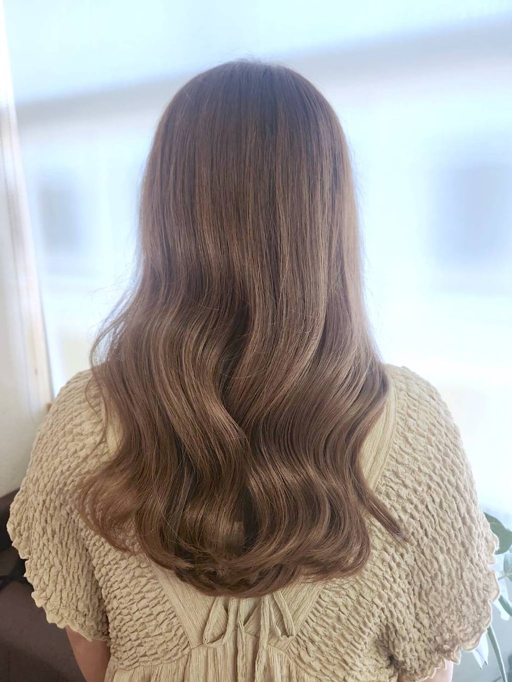 「グレー系_ヘアカラー、ベージュ・ミルクティー系_ヘアカラー、ロングヘア」｜「LEPSIMの【産前・産後対応】マタニティ／シャーリングVワンピース　420595（マタニティウェア/グッズ、ベージュ系）」を使った、ヨシピーさん（レディース・154cm）の夏コーディネートの2枚目の写真