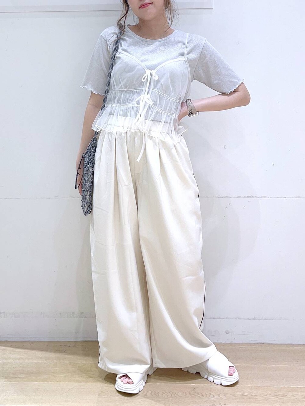 ホワイト系のサンダル、ホワイト系のキャミソール、グレー系のショルダーバッグを着用したレディースの夏コーディネートの8枚目の写真