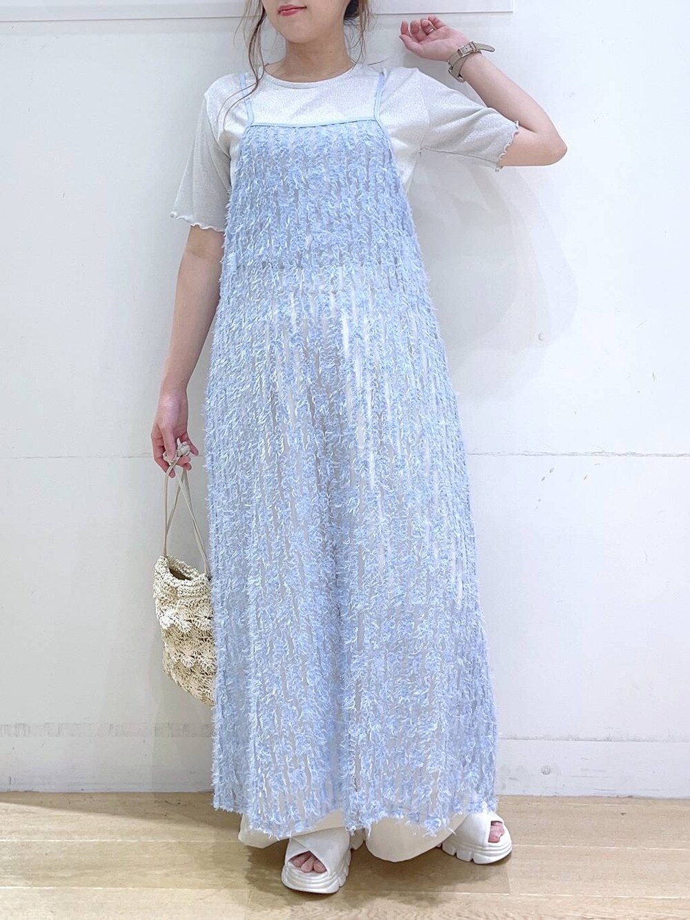 ホワイト系のサンダル、ブルー系のワンピース、ベージュ系のショルダーバッグを着用したレディースの春コーディネートの7枚目の写真