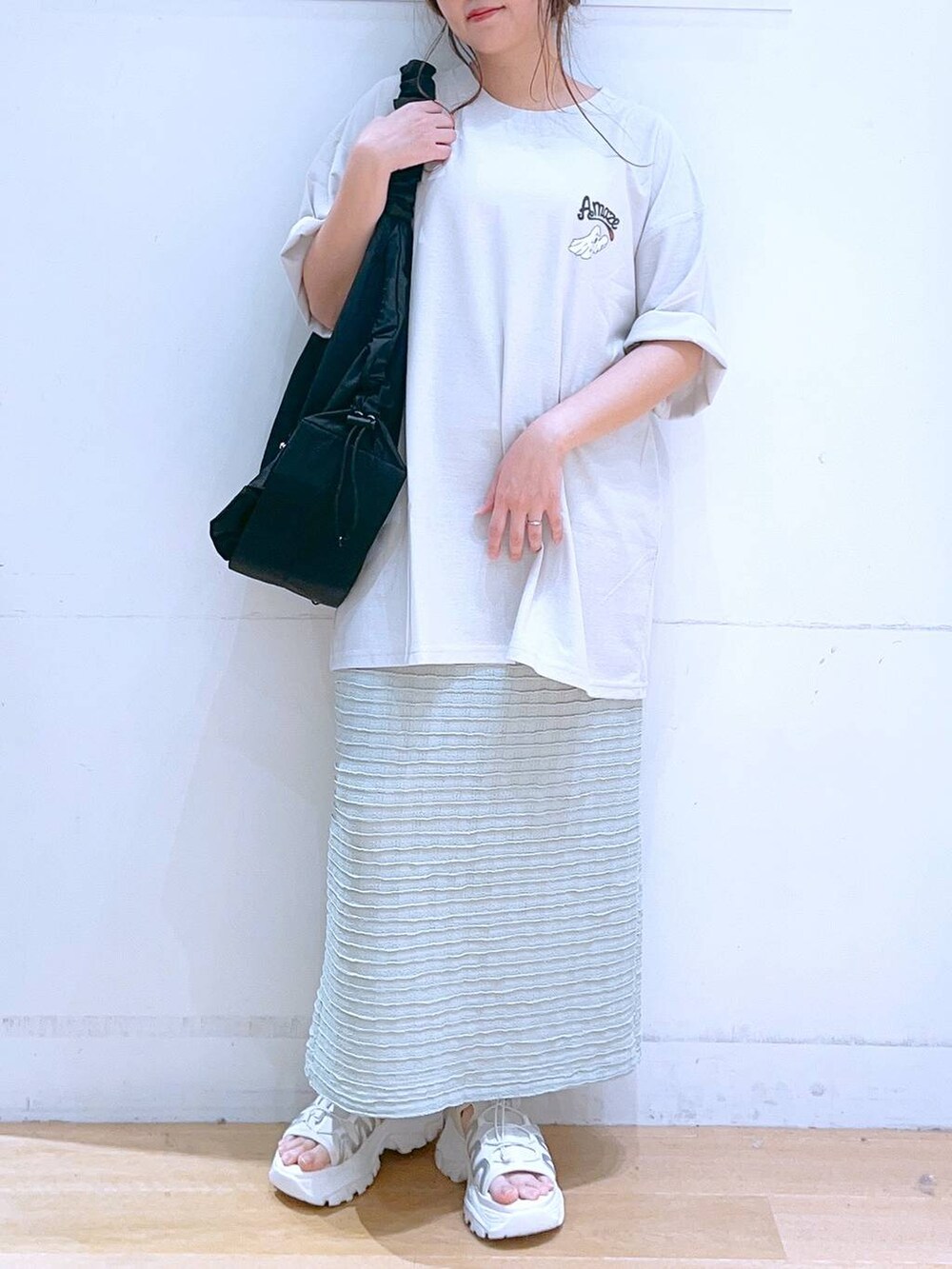 「低身長、着痩せ・細見え、体型カバー、カジュアル、カジュアルコーデ、夏コーデ、Tシャツ、スカート、サンダル、ママコーデ、女子ウケ」｜「LAKOLEの3ドロストラージショルダーバッグ / 253062（ショルダーバッグ、ブラック系）」を使った、ヨシピーさん（レディース・154cm）の春コーディネートの2枚目の写真