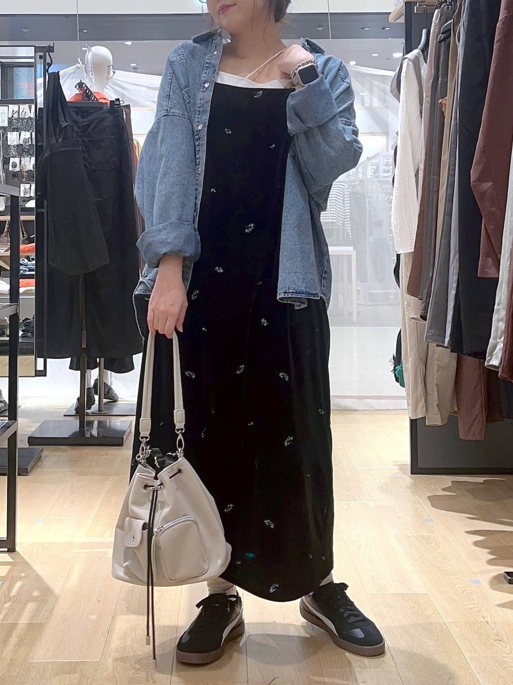 ブルー系のシャツ/ブラウス、ベージュ系のキャミソール、ホワイト系のショルダーバッグを着用したレディースの秋コーディネートの4枚目の写真