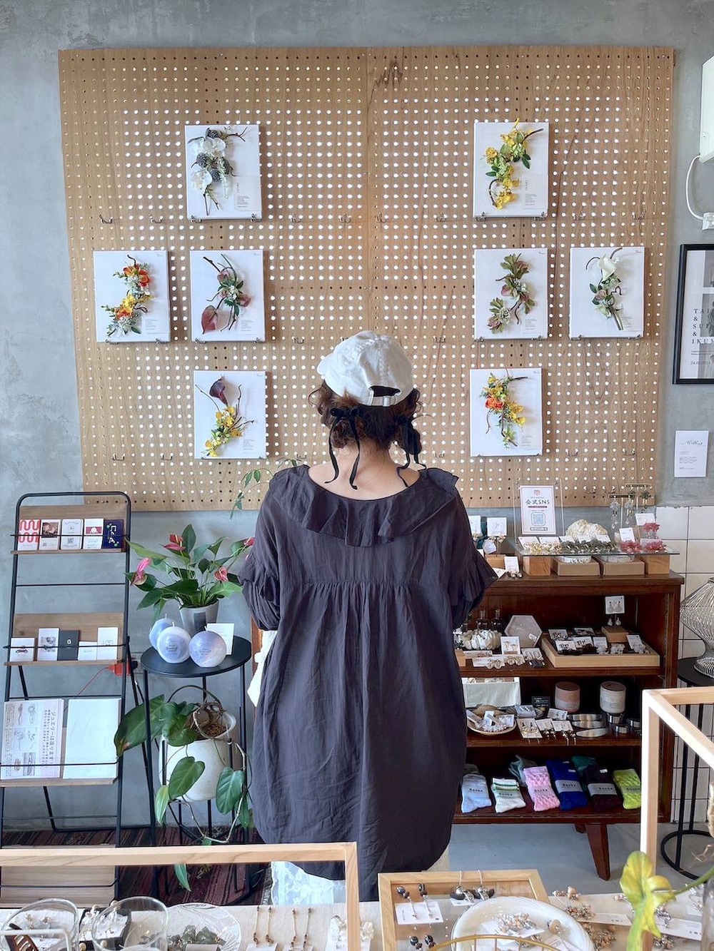 ブラック系のバレッタ/ヘアクリップ、ホワイト系のキャップを着用したレディースの夏コーディネートの3枚目の写真