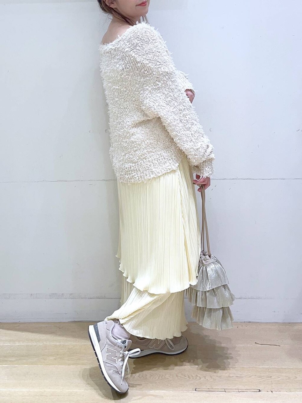 「低身長、着痩せ・細見え、体型カバー、春色、春コーデ、春服みてみて、カーディガン、スカート、デートコーデ、フェミニン」｜「LAKOLEのスクエアネックカップキャミ / 106663（キャミソール、ホワイト系）」を使った、ヨシピーさん（レディース・154cm）の冬コーディネートの5枚目の写真