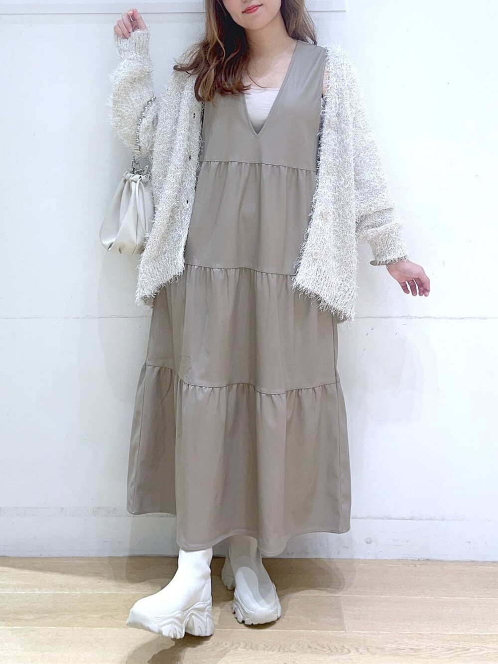 「低身長、着痩せ・細見え、体型カバー、ワンピース、カーディガン、ニット、秋コーデ、冬コーデ、秋服準備はじめました、フェミニン、デートコーデ、ブーツ、ママコーデ、楽ちんコーデ」｜「LAKOLEのチェーンハンドル2WAYショルダーバッグ / 132223（ショルダーバッグ、ベージュ系）」を使った、ヨシピーさん（レディース・154cm）の秋コーディネートの3枚目の写真