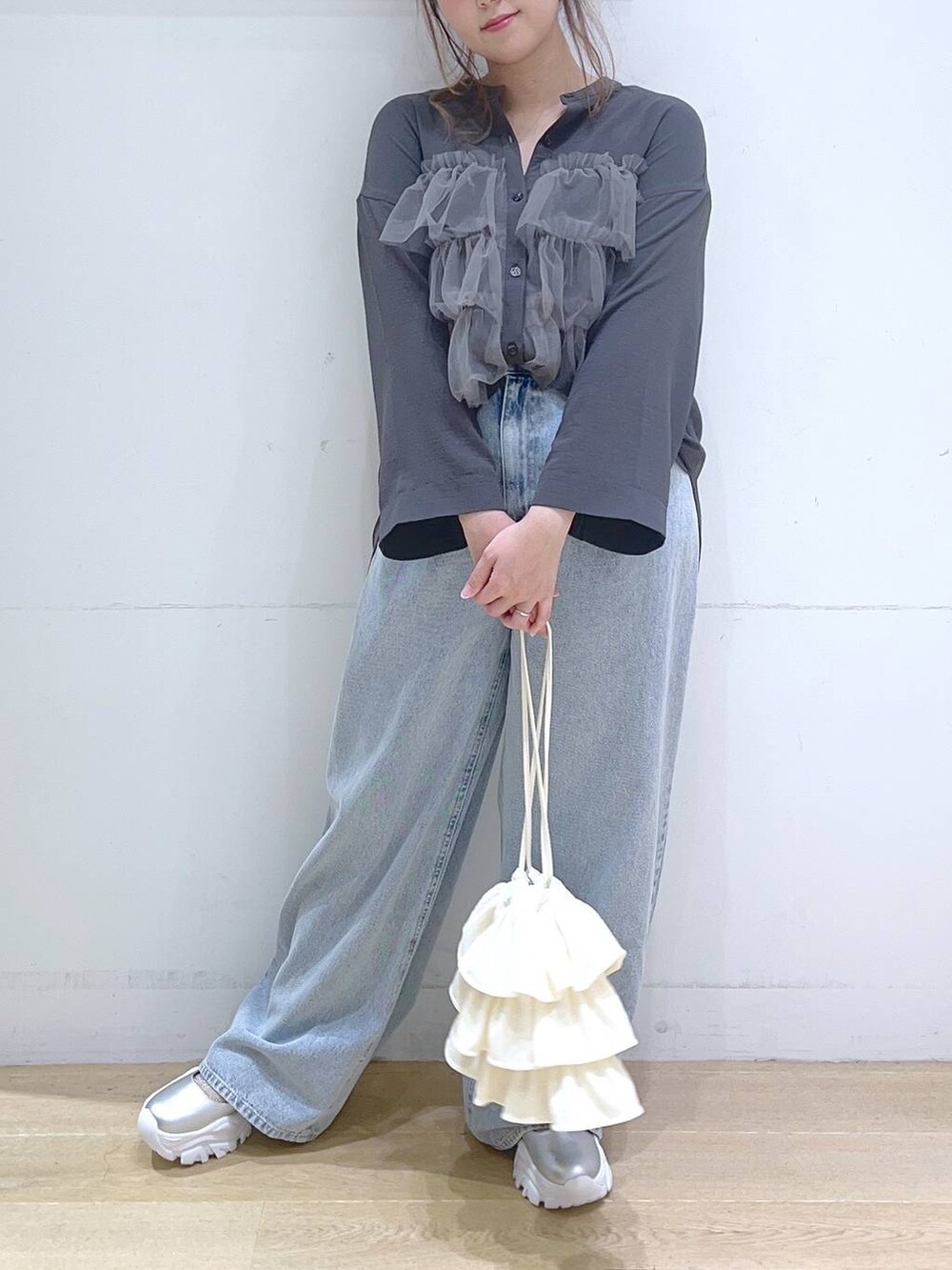 「低身長、着痩せ・細見え、体型カバー、ワイドパンツ、デニムパンツ、シャツ、ブラウス、フェミニン、カジュアル」｜「LAKOLEのウエストフックデニムパンツ / 120686（デニムパンツ、ブルー系）」を使った、ヨシピーさん（レディース・154cm）の夏コーディネートの5枚目の写真
