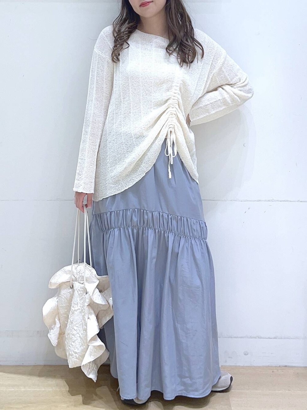 「低身長、着痩せ・細見え、体型カバー、ニット、スカート、春コーデ、春色、春服みてみて、春夏コーデ、フェミニン、カジュアル」｜「LAKOLEのジャガードラッフルボリュームショルダーバッグ / 288655（ショルダーバッグ、ホワイト系）」を使った、ヨシピーさん（レディース・154cm）の冬コーディネートの5枚目の写真