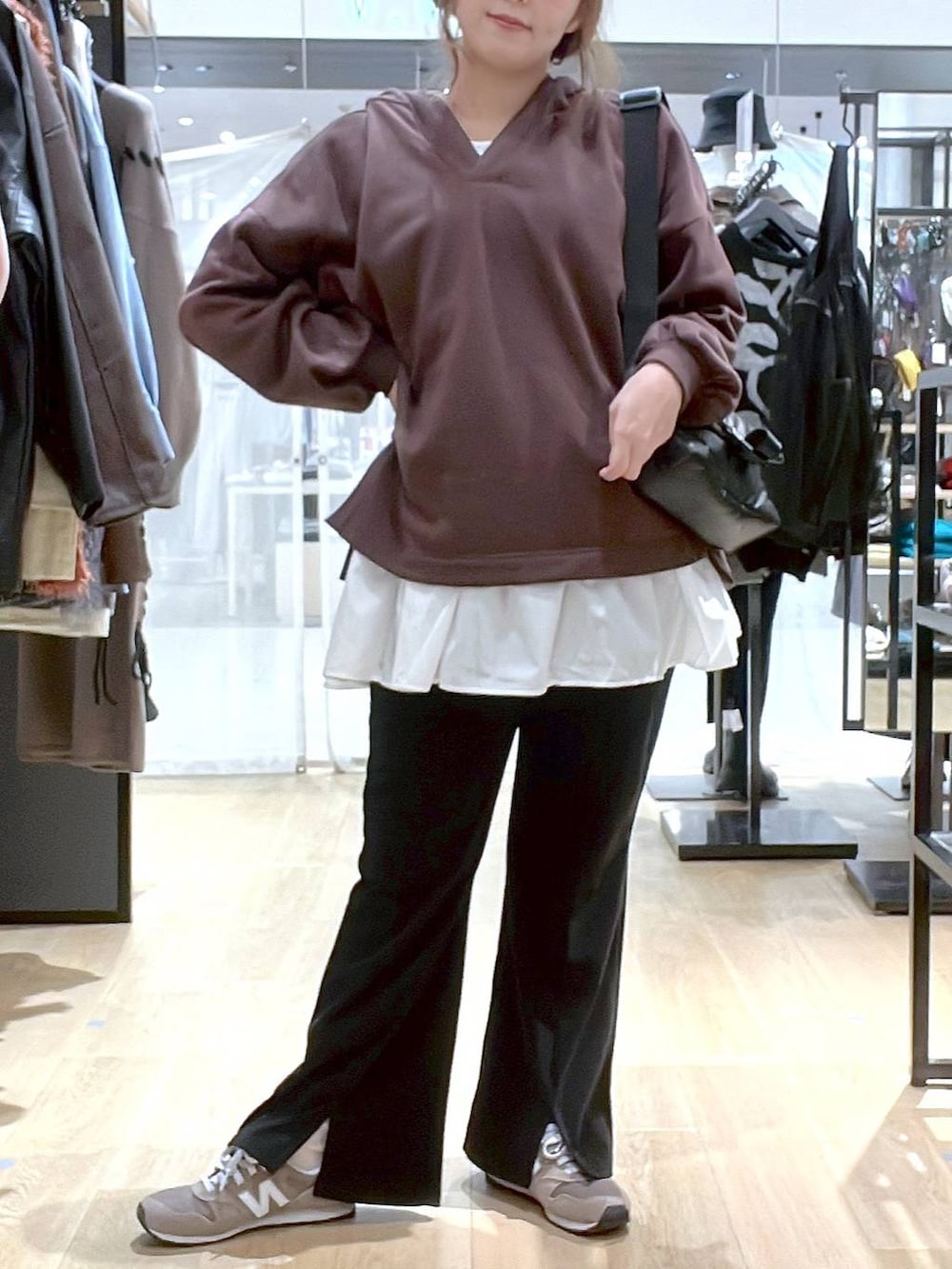 ブラウン系のスニーカー、ホワイト系のTシャツ/カットソー、ブラック系のその他パンツを着用したレディースの秋コーディネートの9枚目の写真